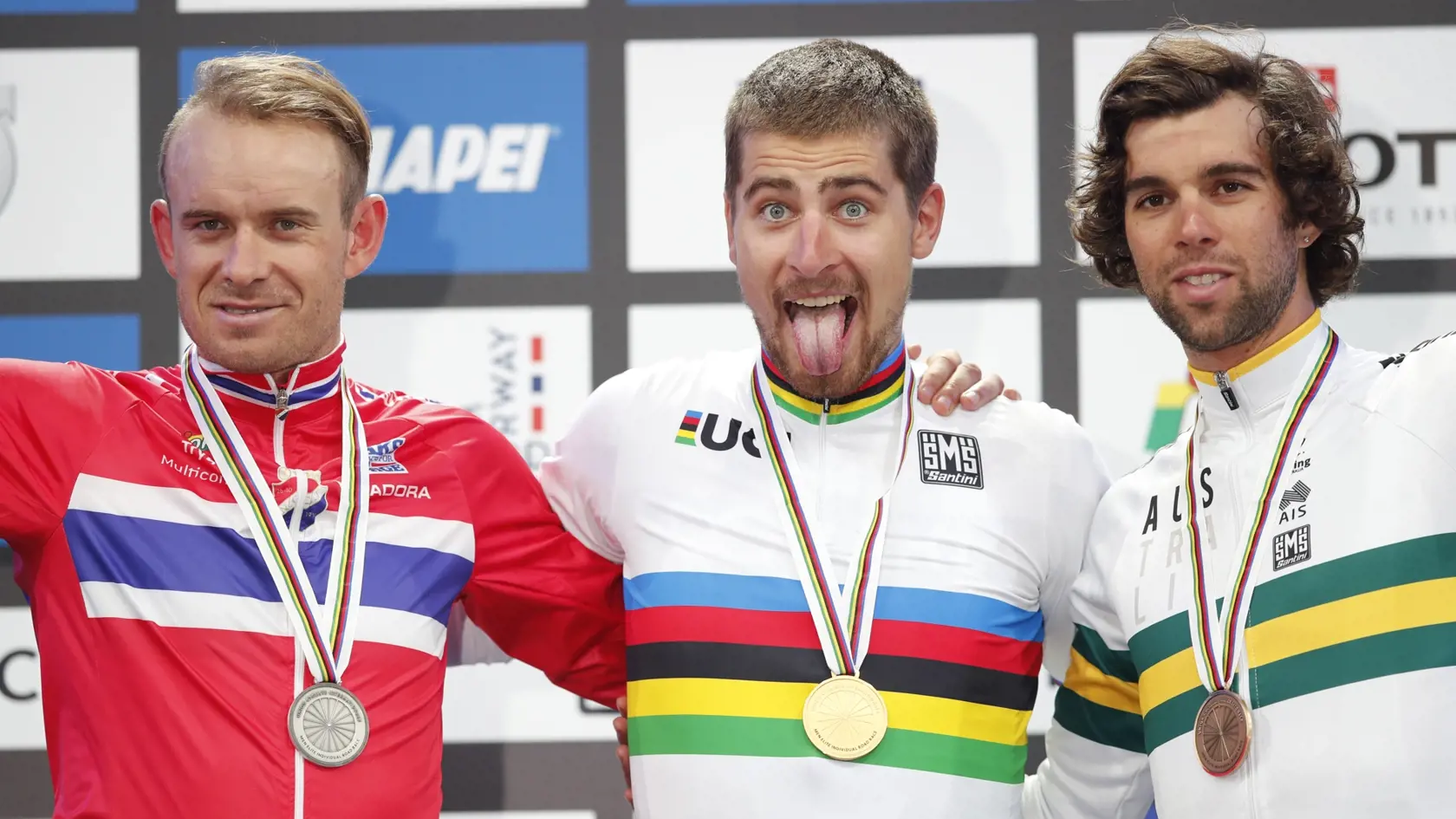 Peter Sagan (v strede) sa stal tretíkrát majstrom sveta.