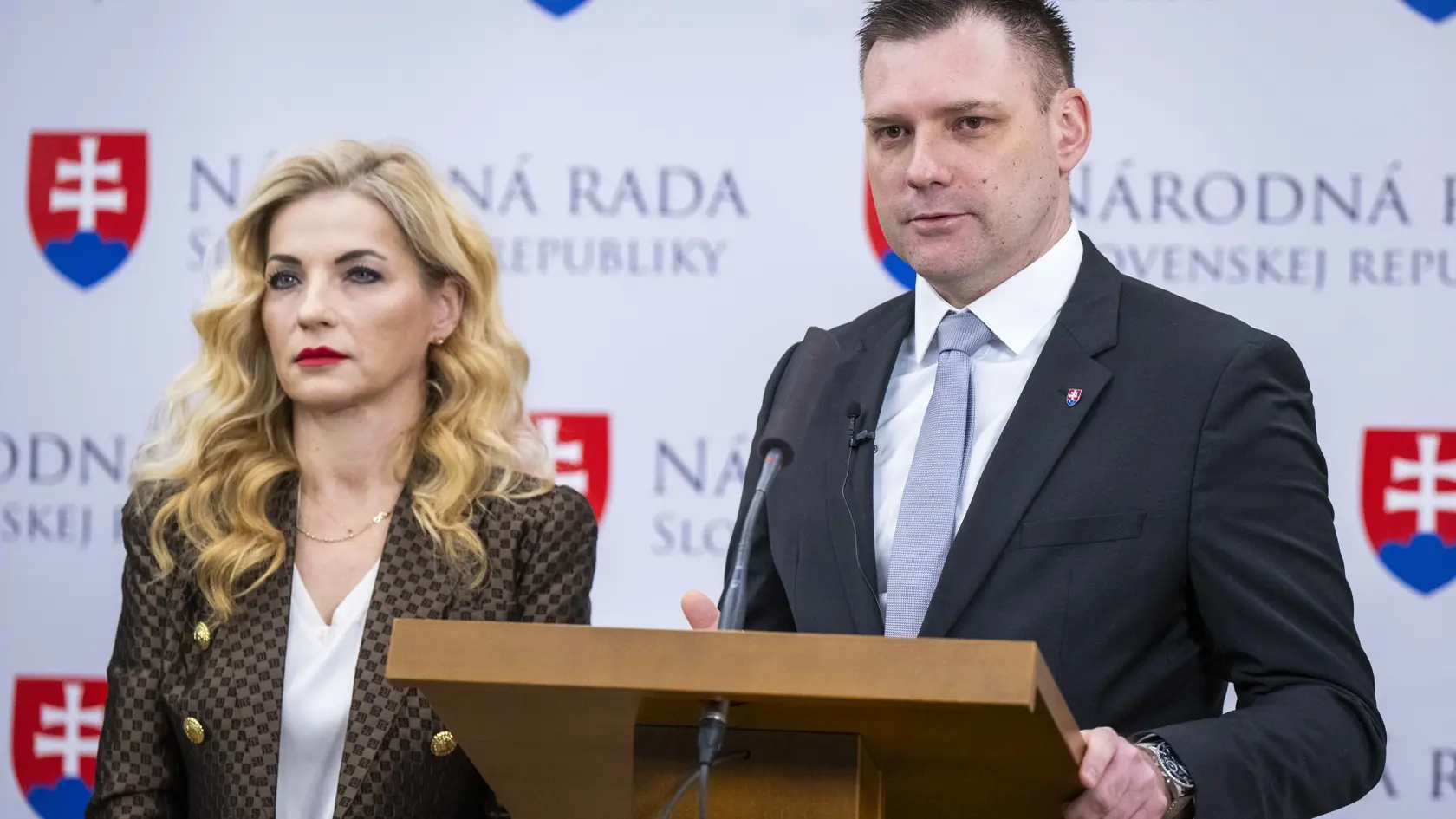Na snímke zľava ministerka kultúry SR Martina Šimkovičová a minister životného prostredia SR Tomáš Taraba (obidvaja nominanti SNS) počas spoločnej tlačovej konferencie k ich odvolávaniu, ktorá sa konala pred rokovaním Národnej Rady SR 18. februára 2025 v Bratislave. 