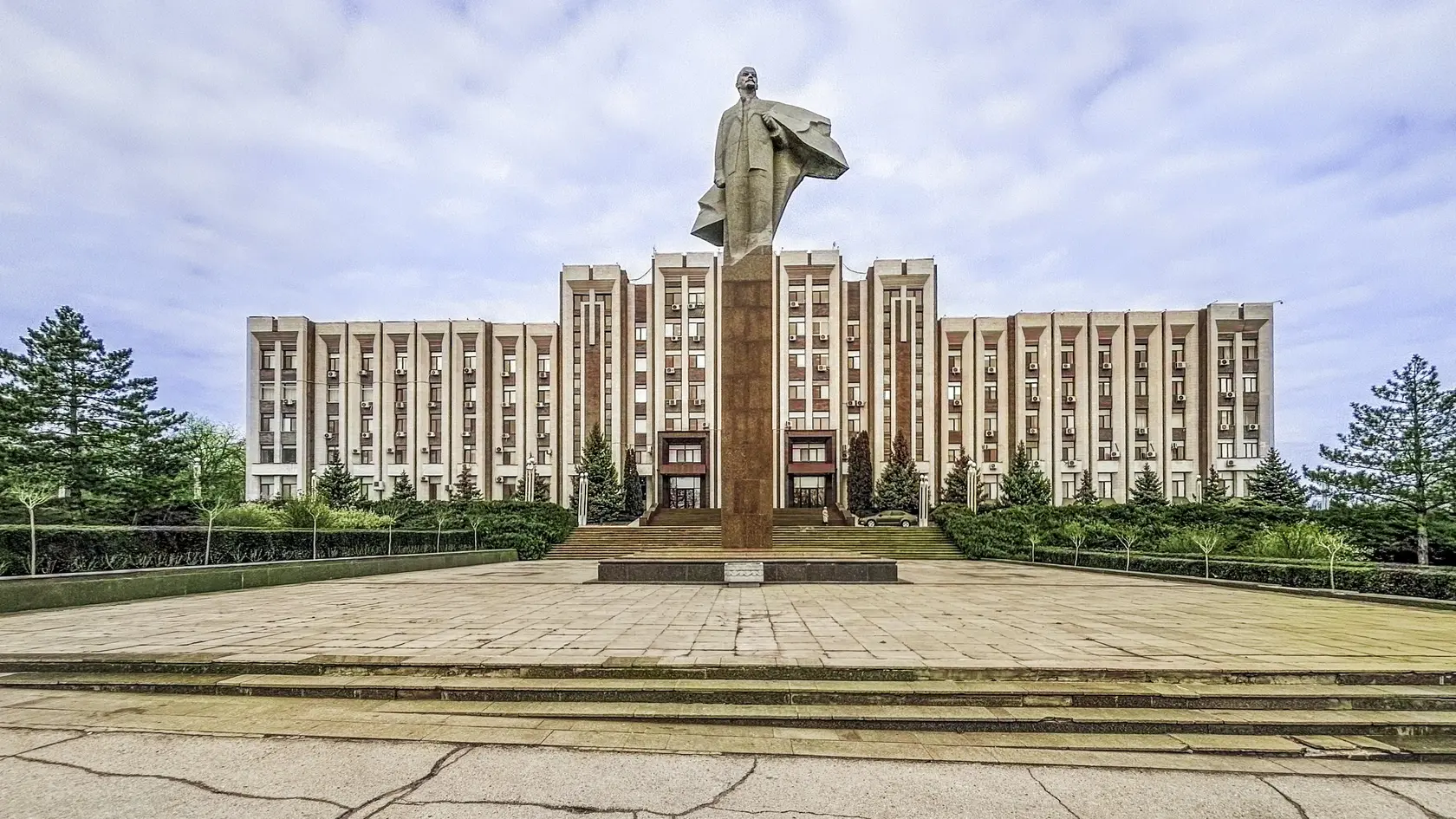 Vladimir Iľjič Lenin, vodca boľševickej revolúcie, pred budovou najvyššieho sovietu v Tiraspole.