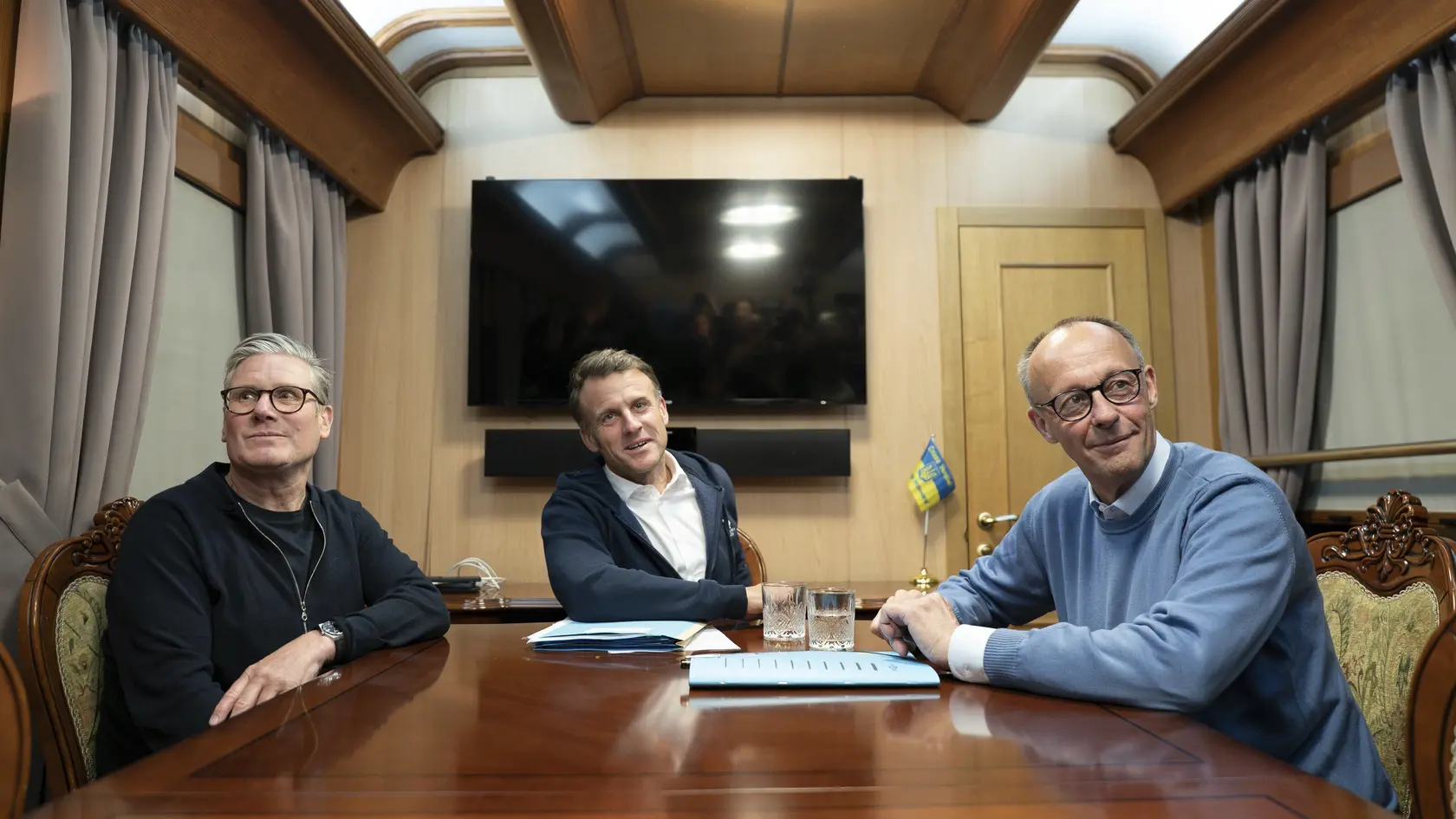 Zľava Keir Starmer, Emmanuel Macron a Friedrich Merz na ceste do Kyjeva.