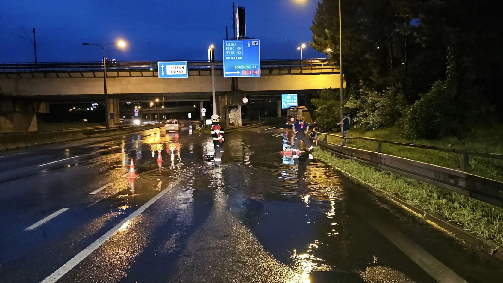 Po intenzívnych búrkach v noci zaplavilo niektoré časti Bratislavy.