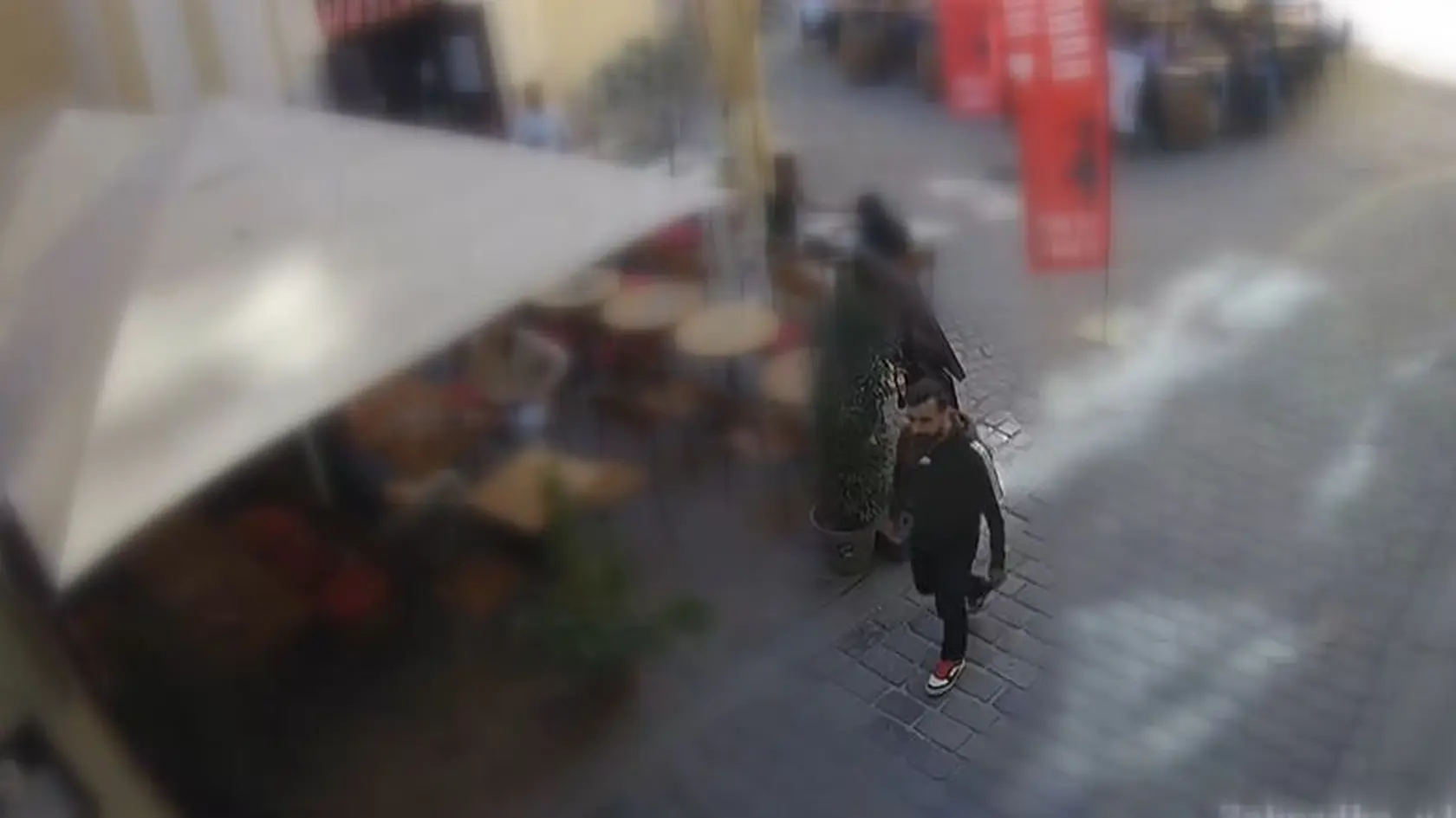 Polícia zverejnila zábery z bezpečnostných kamier.