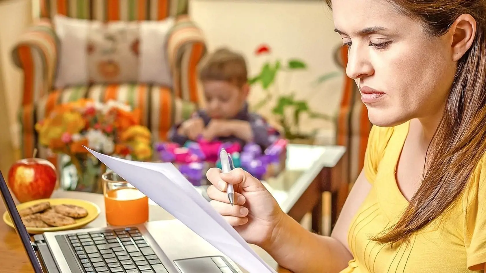 Ženy sú v čase kríz zraniteľnejšie ako muži.
Ženy sú v čase kríz zraniteľnejšie ako muži. Dopady kríz nebývajú rodovo neutrálne a ani COVID-19 nie je výnimkou. Ženy sa častejšie starali o deti, pracovali v službách, ktoré zatvorili či mali menej úspor na prežitie.