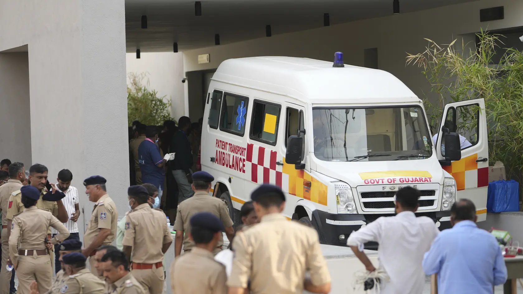 India sa spamätáva z tragickej nehody lietadla na palube s vyše 240 cestujúcimi.