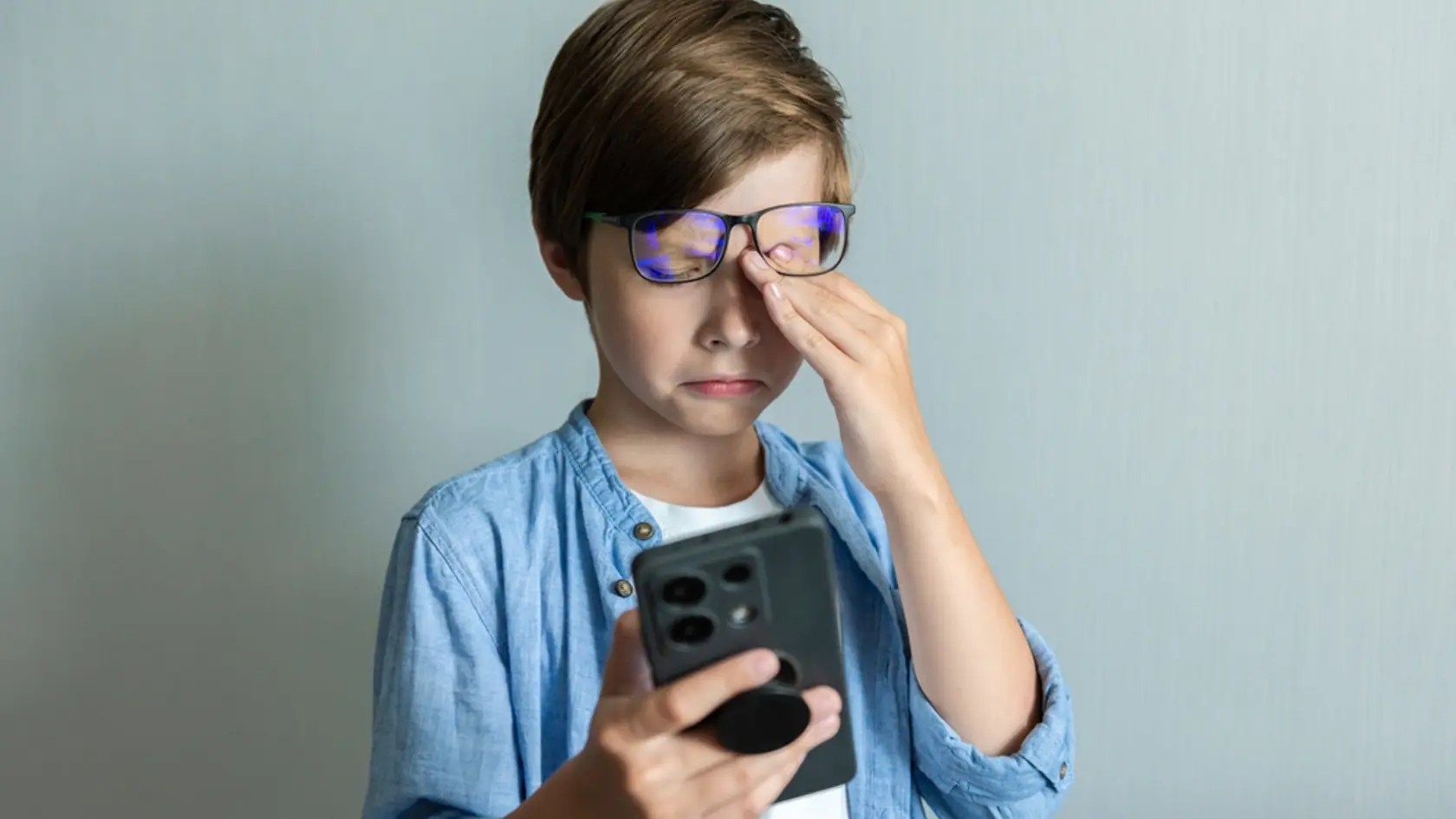 Krátkozrakosť a škúlenie nie je jediným následkom dlhého pozerania sa do obrazoviek telefónu. Deti, ktorých čas pred obrazovkou je neprimerane dlhý, častejšie trpia únavou očí a sťaženým zaostrovaním. 