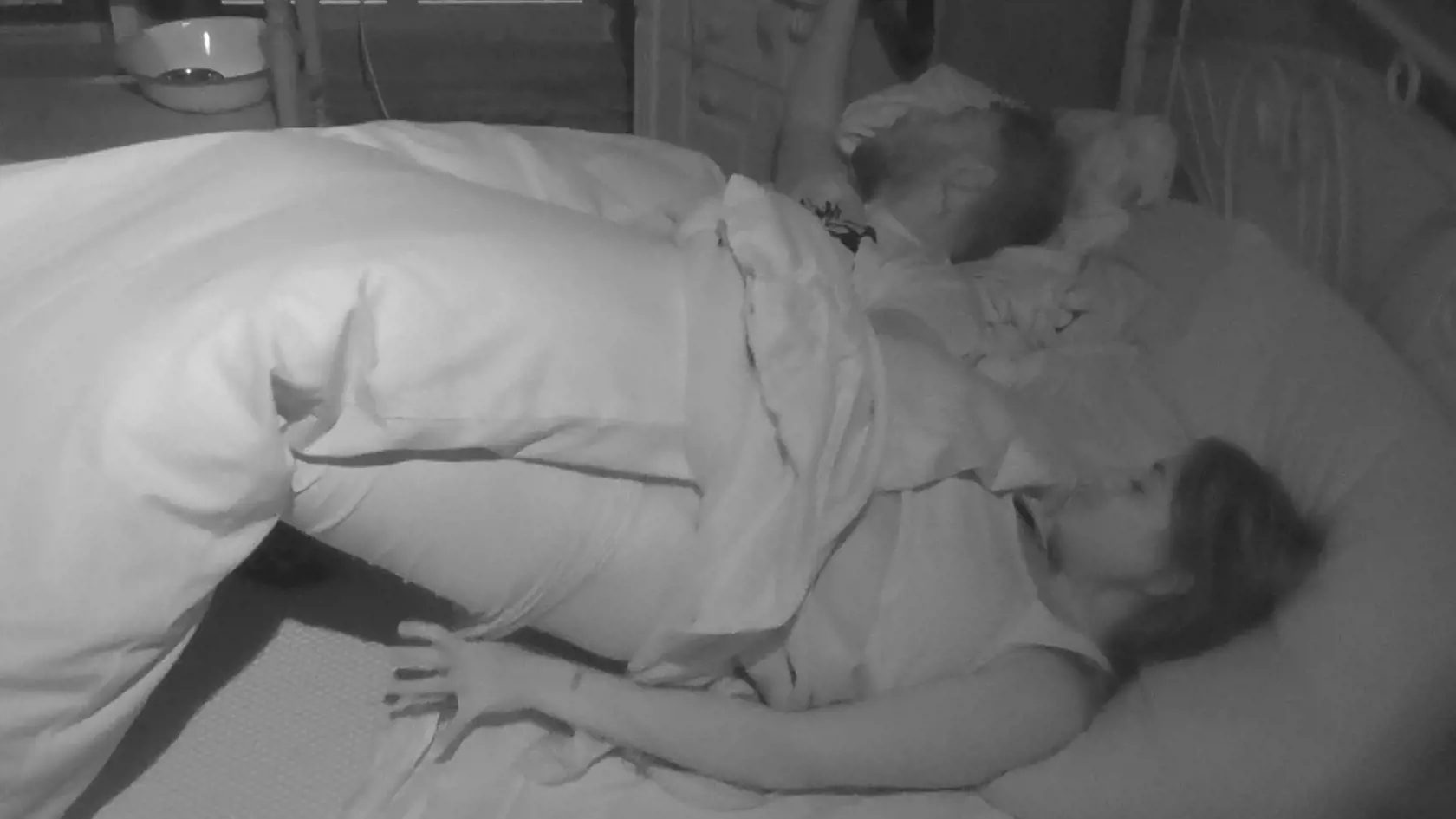 Keď si užili, Azra si naspäť natiahla nohavice a išli spať.