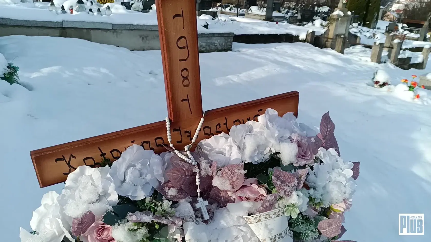 Katarína (†43) z Trenčianskeho Jastrabia by dnes oslavovala spolu s rodinou a synom meniny. Miesto toho jej na hrobe svieti sviečka v svietniku s nápisom Milovanej mamičke. Katarína zomrela pred viac ako 4 mesiacmi a dnes polícia potvrdila, že prípad vyšetruje ako vraždu.
