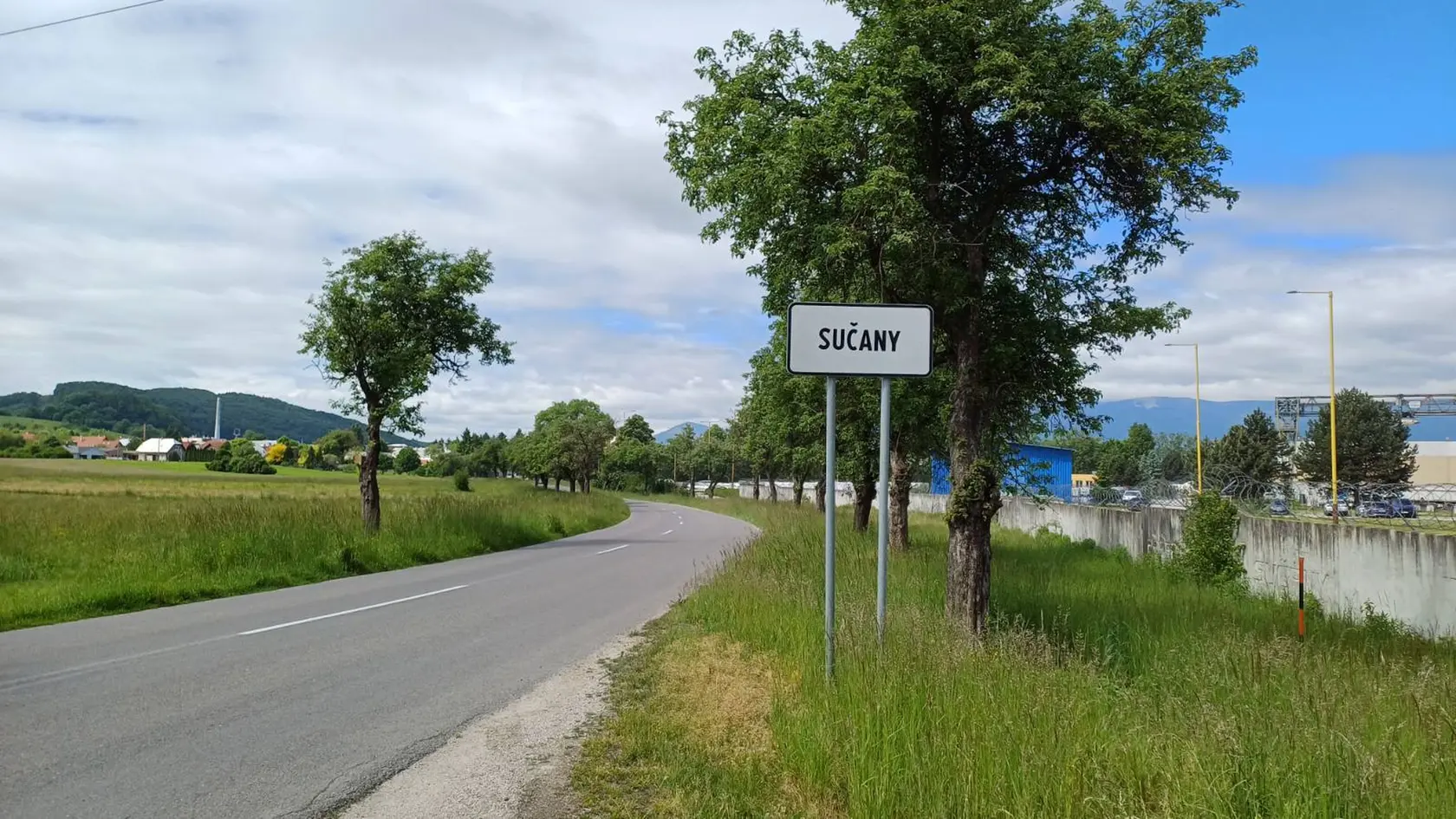 Areál firmy Prefa okolo ktorého sa pohybuje nebezpečná medvedica. Už raz zaútočila, môže znova...