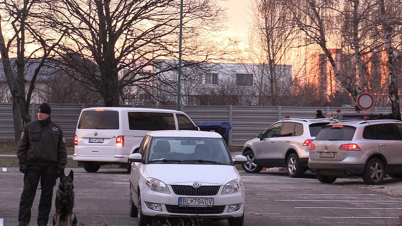 Zoltána Andruskóa doniesla do Pezinku eskorta za prísnych bezpečnostných podmienok.