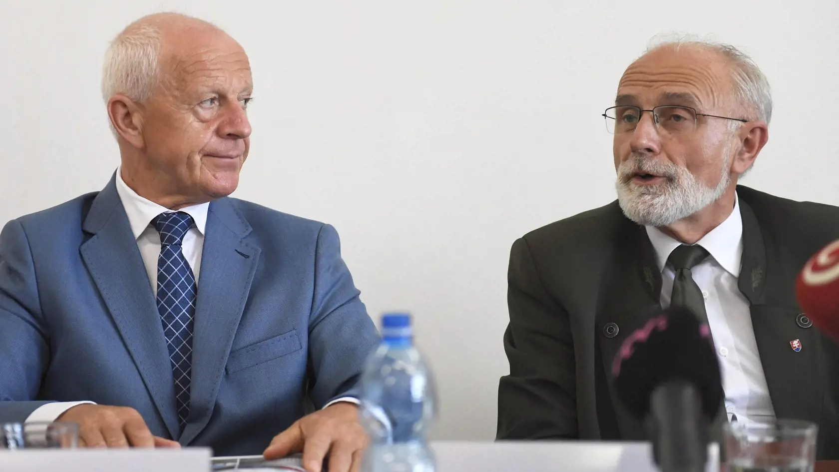Na snímke zľava ústredný riaditeľ Štátnej veterinárnej a potravinovej správy SR Jozef Bíreš a minister pôdohospodárstva a rozvoja vidieka SR Ján Mičovský počas tlačovej konferencie k aktuálnemu stavu situácie s africkým morom ošípaných v Košiciach 16. júna 2020. FOTO TASR – František Iván