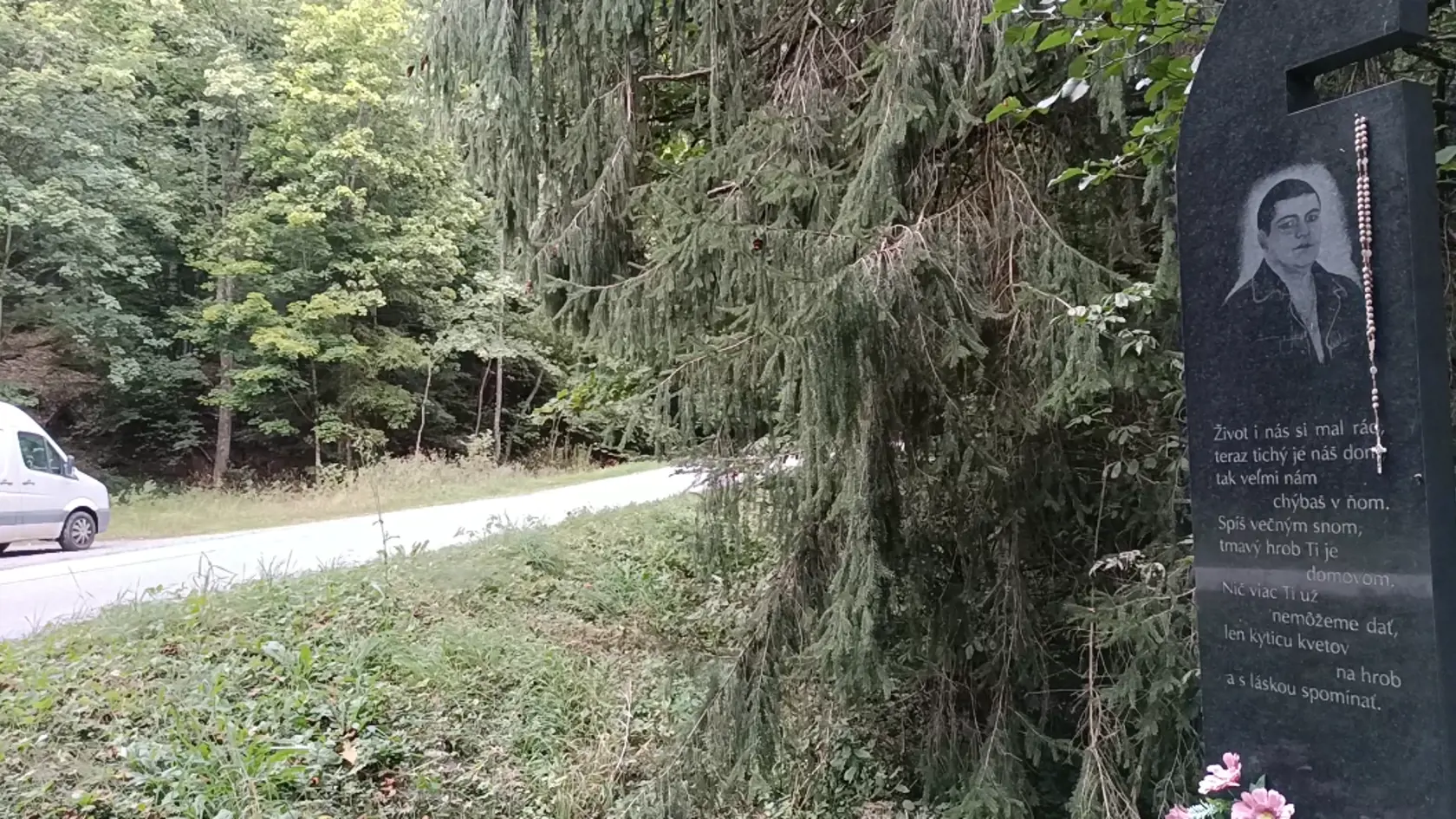 Pomník sa nachádza pri hlavnej ceste na Tále.