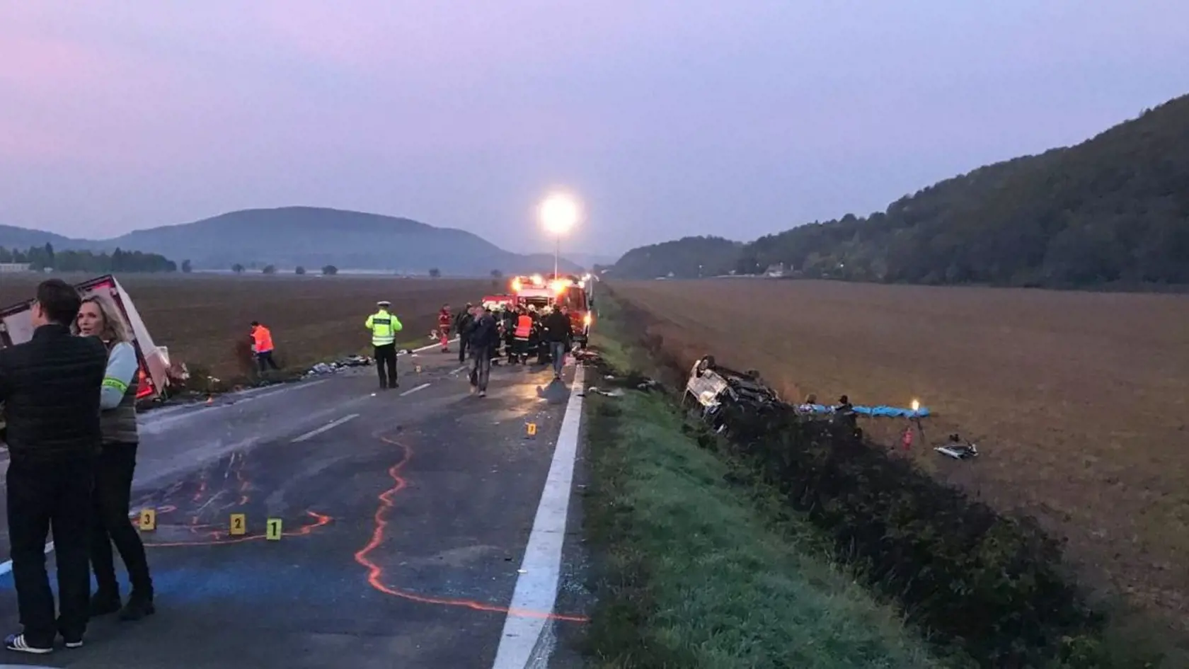 Po čelnej zrážke na rovnom úseku skončil mikrobus v priekope na jednej strane a kamión na druhej strane cesty.