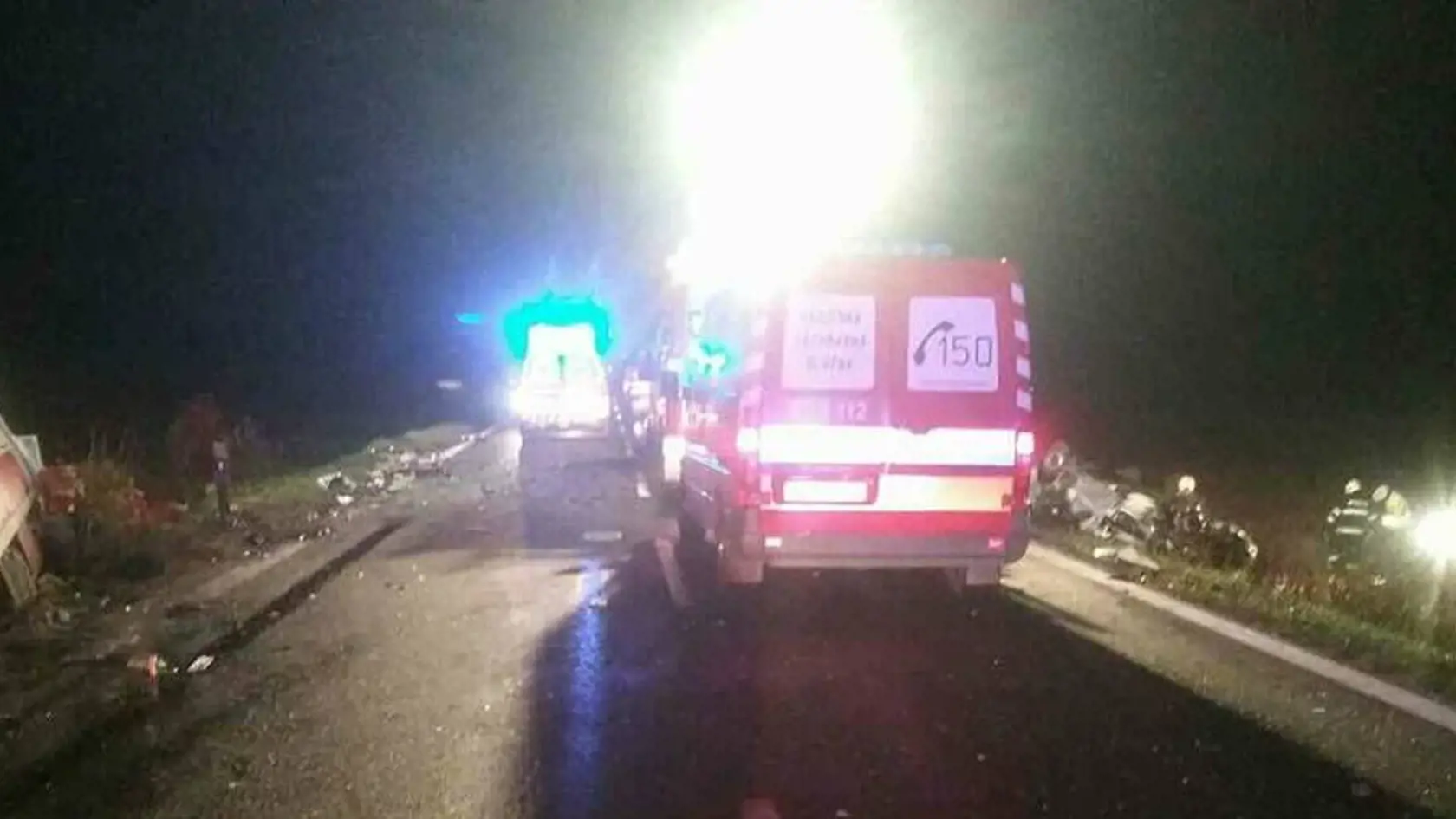 Po čelnej zrážke na rovnom úseku skončil mikrobus v priekope na jednej strane a kamión na druhej strane cesty.