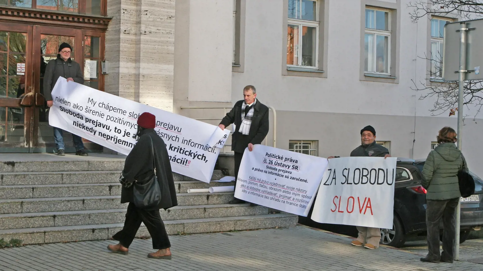 Marekovi priatelia s transparentmi pred budovou okresného súdu v Prievidzi.