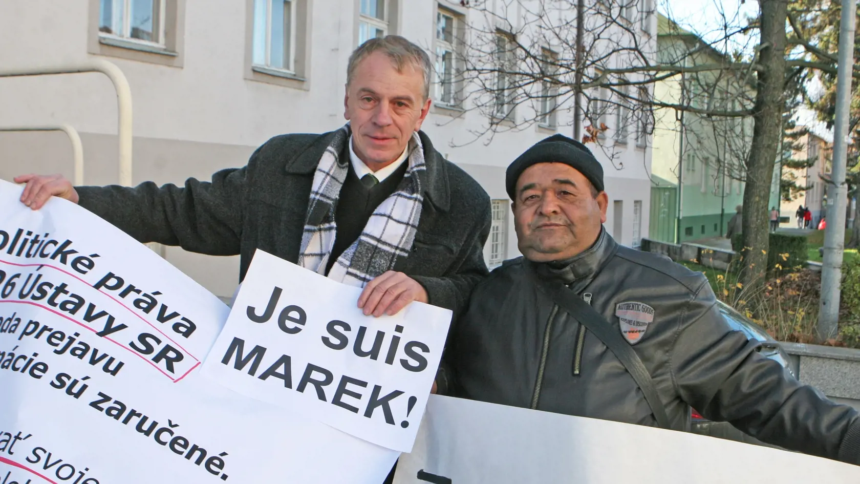 Jaroslav Ševčík a Marekom Balážom (vpravo) pred budovou súdu.
