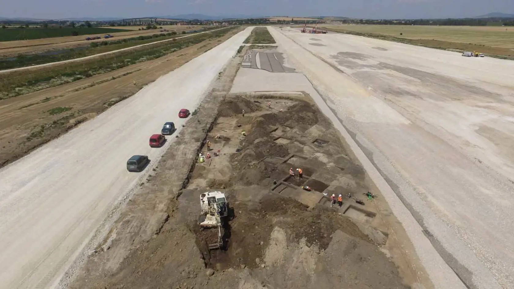 Mnohé vzácne historické artefakty z dávnej minulosti našli archeológovia pri vykopávkach pod budúcou infraštruktúrou v areáli britskej automobilky pri Nitre.
