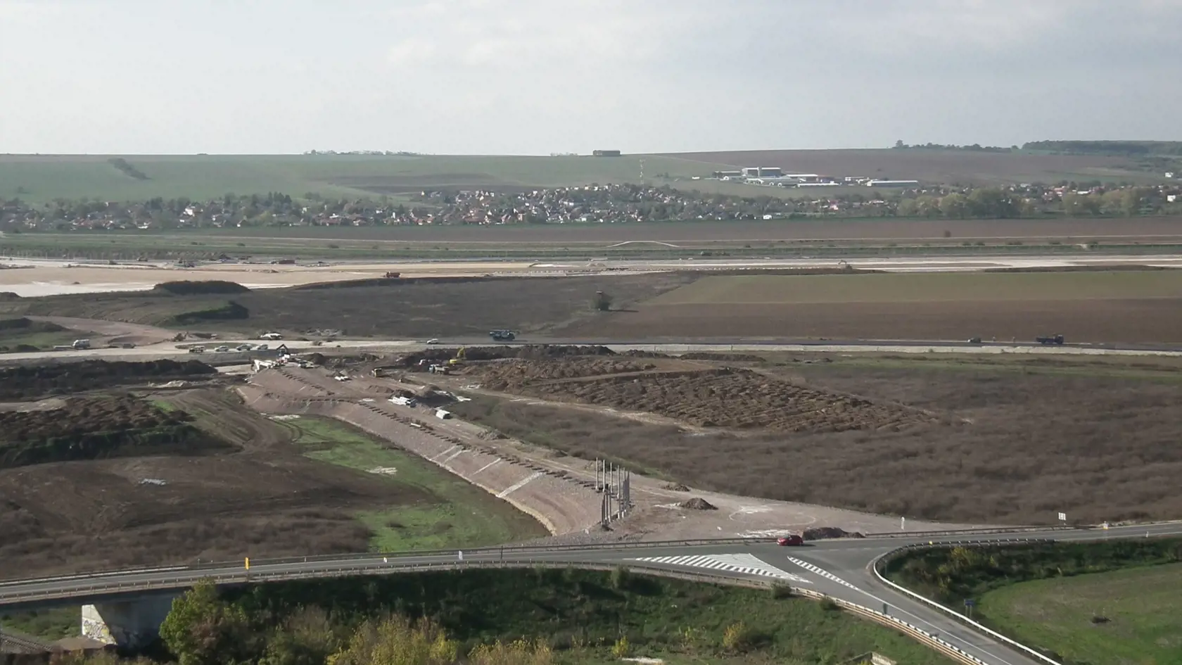 Mnohé vzácne historické artefakty z dávnej minulosti našli archeológovia pri vykopávkach pod budúcou infraštruktúrou v areáli britskej automobilky pri Nitre.