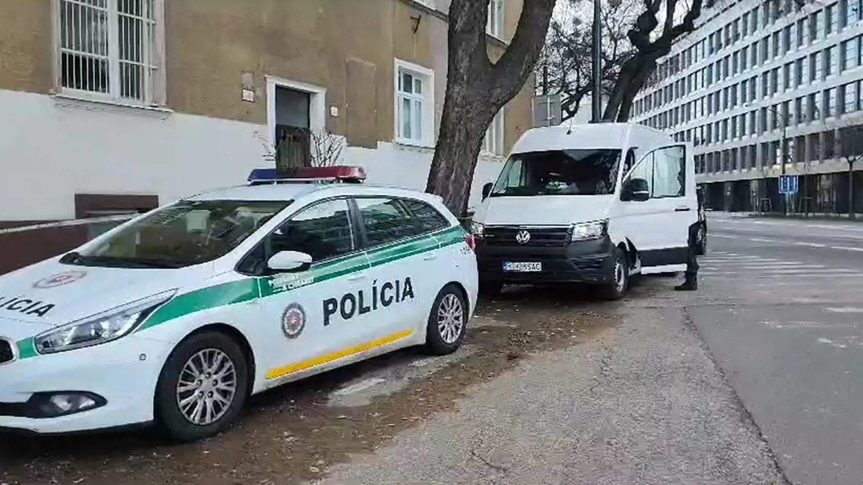 Vyšetrovatelia sa nachádzajú na mieste činu, kde našli zohavené telo Patrície v Petržalke, aj v piatok. Pred biznis centrom oproti bytovke polícia objavila aj krvavú stopu, ktorú už zadokumentovali.