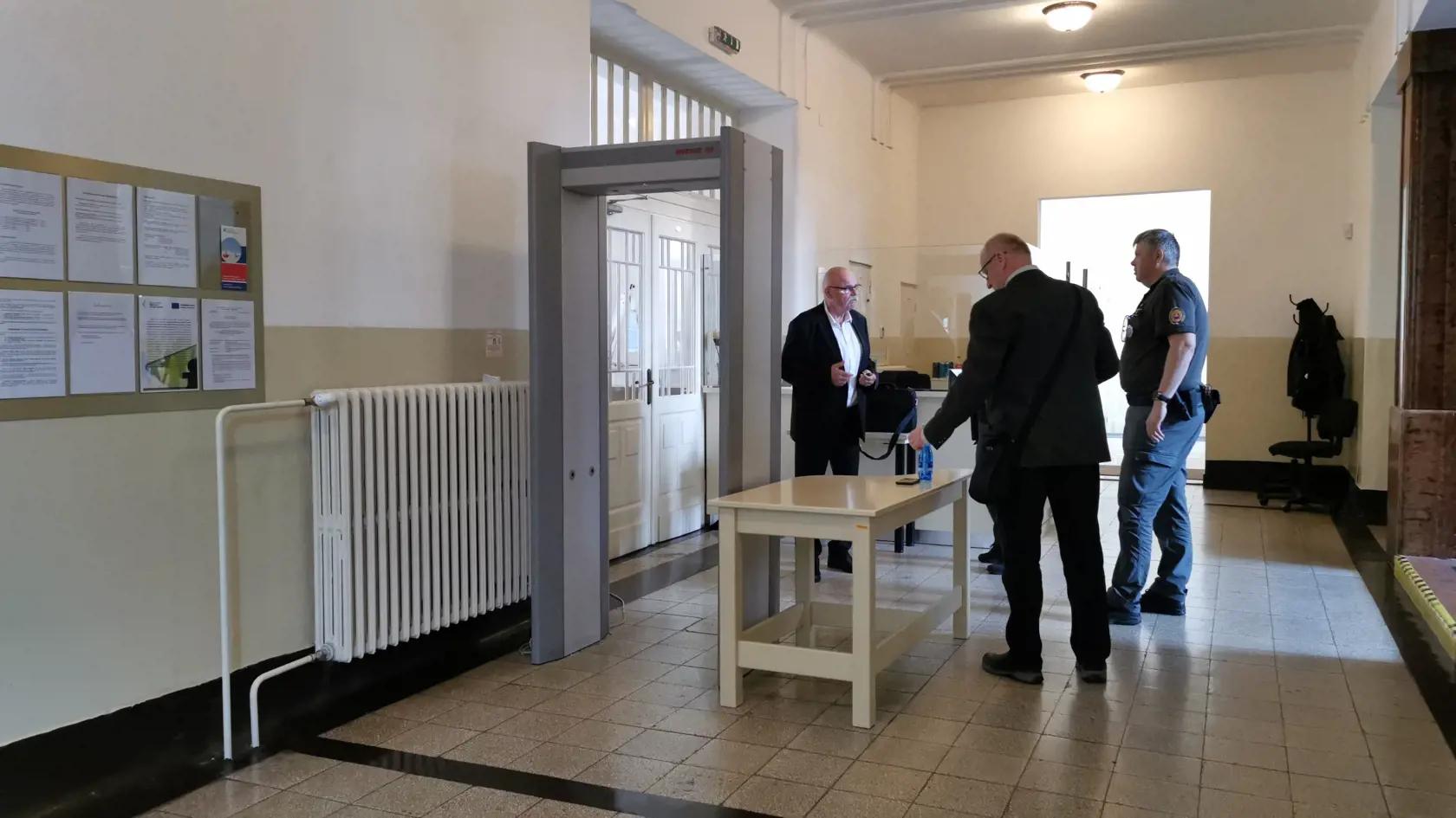 Napriek tomu, že na súd sa dostavili obaja obžalovaní, prokurátor, traja poškodení aj štyri obhajcovia, pojednávanie sa nezačalo. Neprišiel totiž jeden sudca, člen senátu.