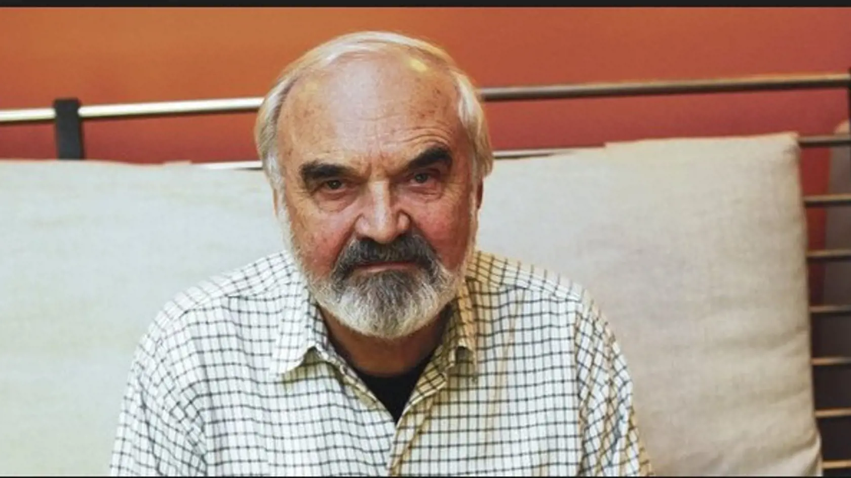 Zdeněk Svěrák patrí spolu so svojím bratom k významným postavám českej kinematografie. Herec, textár, spisovateľ, no predovšetkým scenárista. Podpísal sa pod mnoho filmov Jiřího Menzela (Vesničko má středisková, Na samotě u lesa), Oldřicha Lipského (Jáchyme, hoď ho do stroje, Marečku, podejte mi pero) či Ladislava Smoljaka (Kulový blesk, Vrchní prchni). Vďaka scenáristickému umeniu otca a režisérskemu nadaniu syna (Jan Svěrák) vznikli úspešné "Svěrákovské filmy" ako Obecná škola, Kolja, Tmavomod