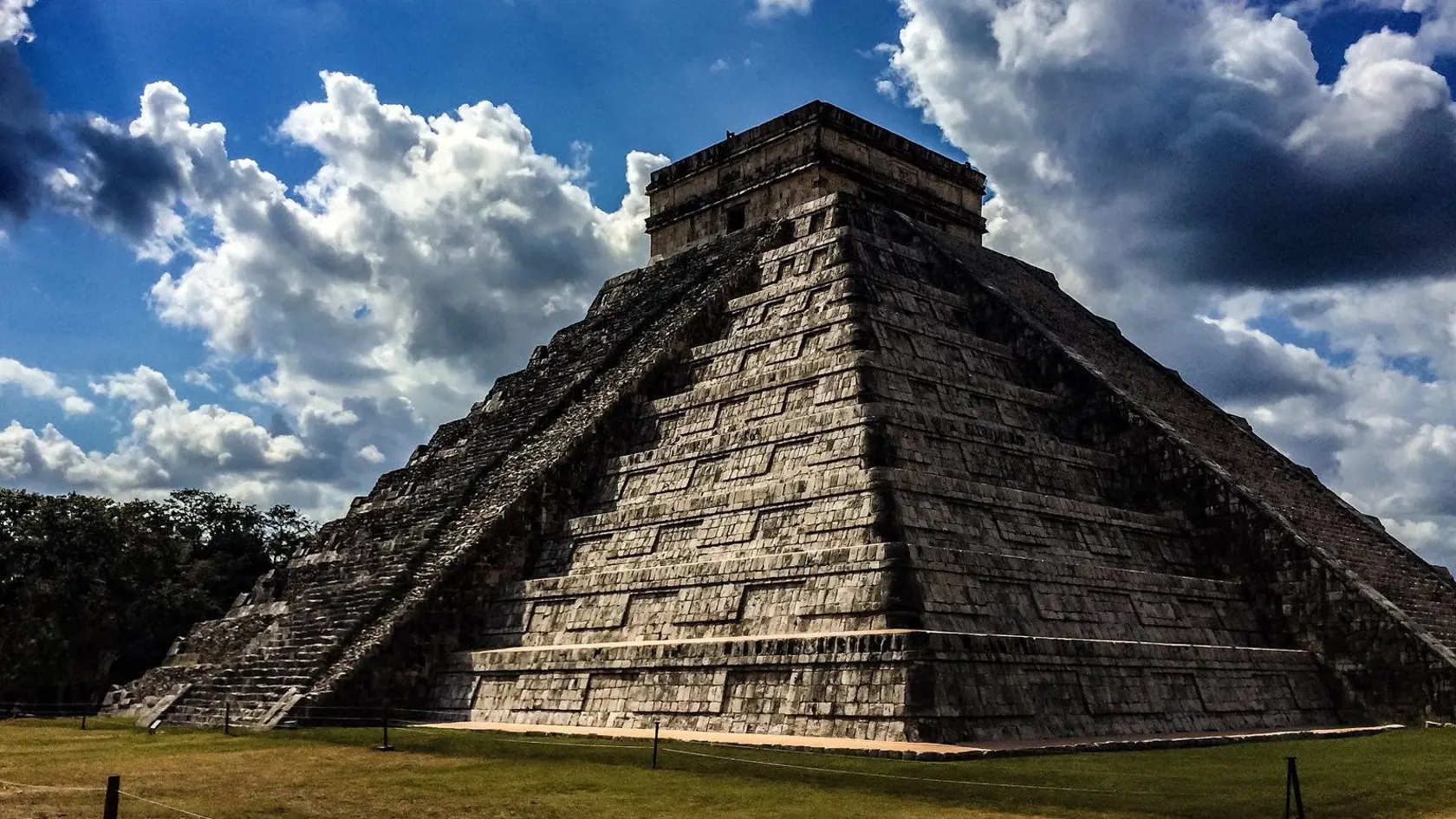 Mayské územie sa rozprestieralo najmä na mexickom polostrove Yucatán, dnešnej Guatemale a Belize. Mayská civilizácia začala písať svoju históriu už pred 5000 rokmi.