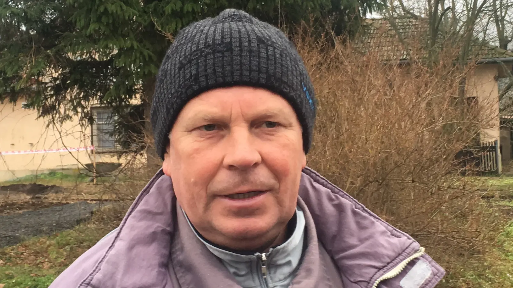 Živnostník Peter je nahnevaný, že musí auto nechávať na ceste pred obcou.