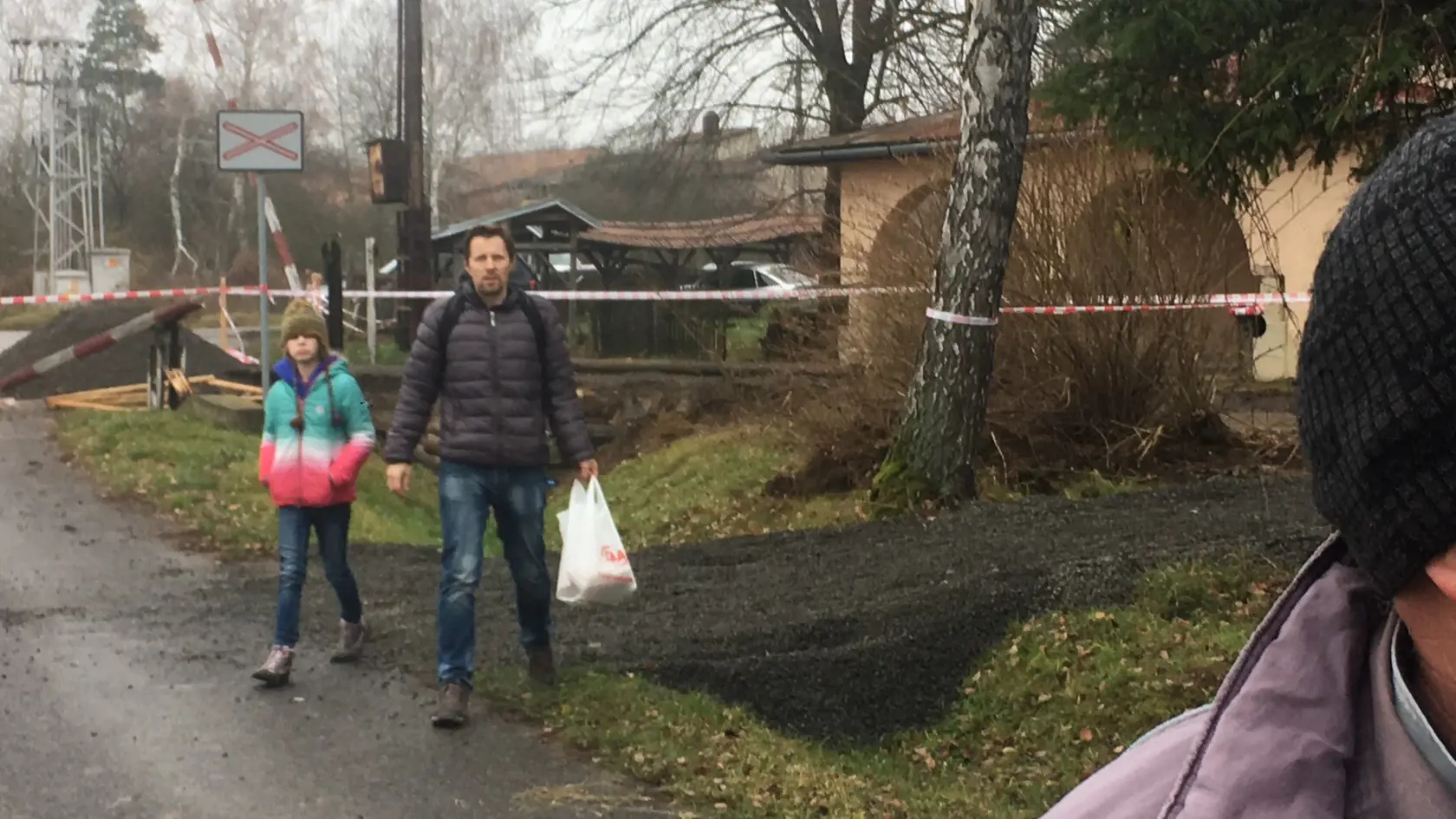 Pre rekonštrukciu železničného priecestia je pohraničná obec Kalonda pri Lučenci odrezaná od sveta.
