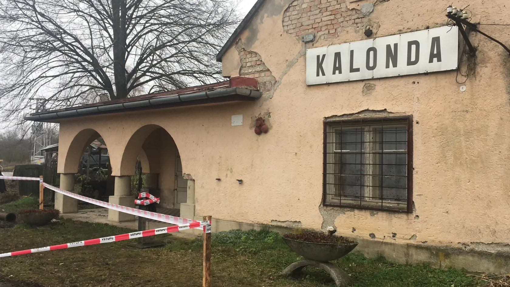 Pre rekonštrukciu železničného priecestia je pohraničná obec Kalonda pri Lučenci odrezaná od sveta.