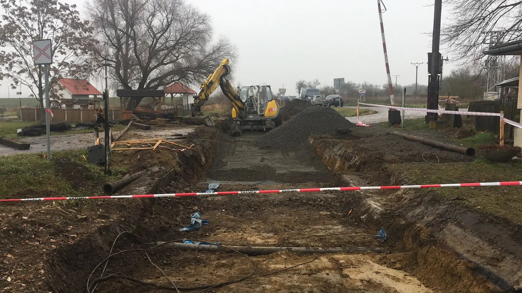Pre rekonštrukciu železničného priecestia je pohraničná obec Kalonda pri Lučenci odrezaná od sveta.
