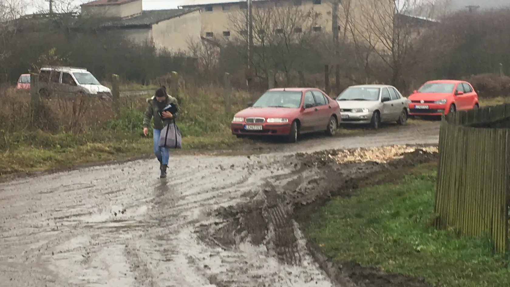 Pre rekonštrukciu železničného priecestia je pohraničná obec Kalonda pri Lučenci odrezaná od sveta.