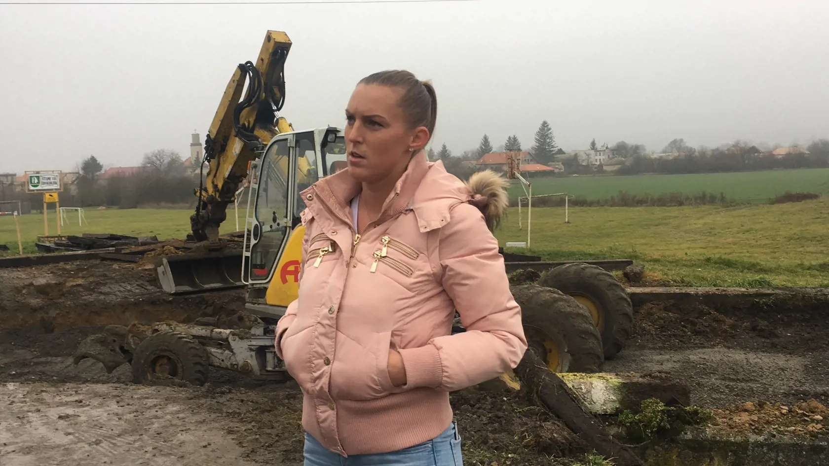 Nahnevaná na celú situáciu v obci je aj zástupkyňa starostky Réka Papp.