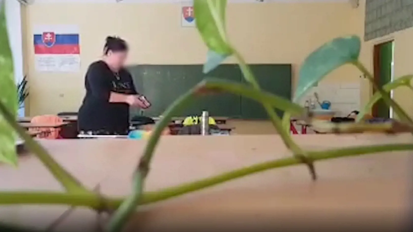 V peňaženke hľadala peniaze.