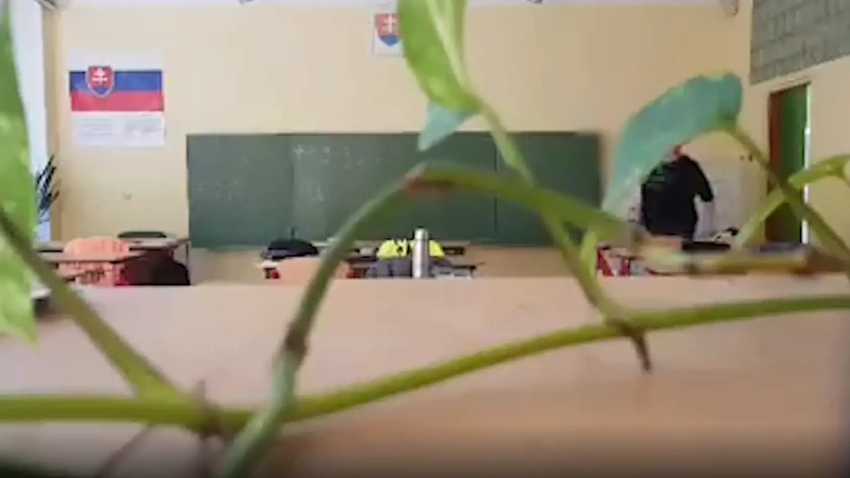Upratovačka najprv nenápadne vošla dovnútra triedy.