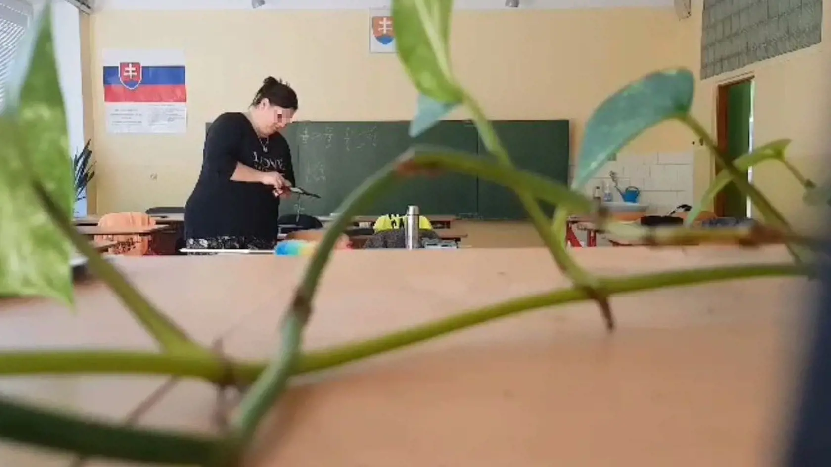 Študenti upratovačku prichytili priamo pri čine.