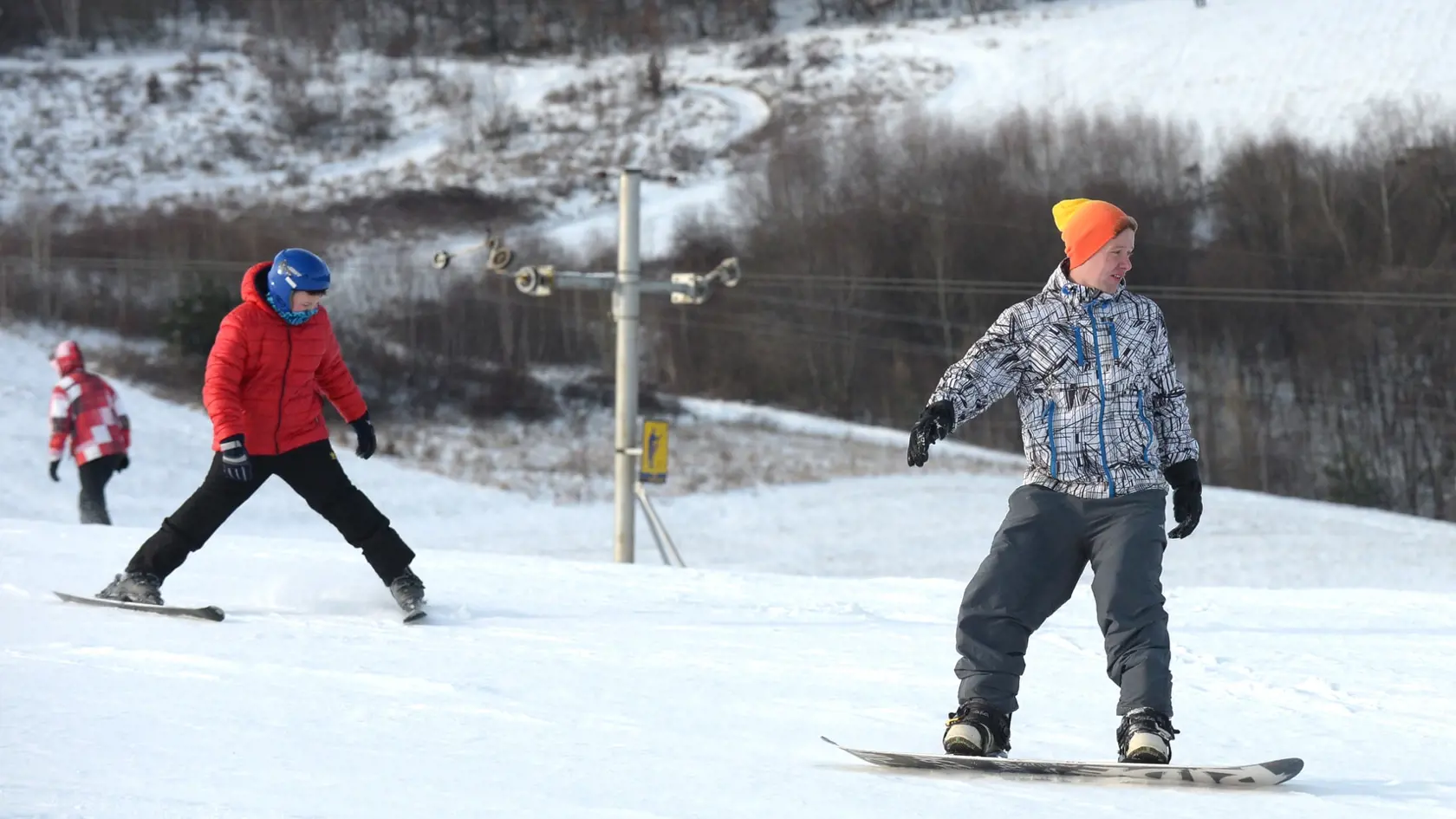Niektoré krajiny majú rozdielne pravidlá pre lyžiarov a pre snowboardistov.