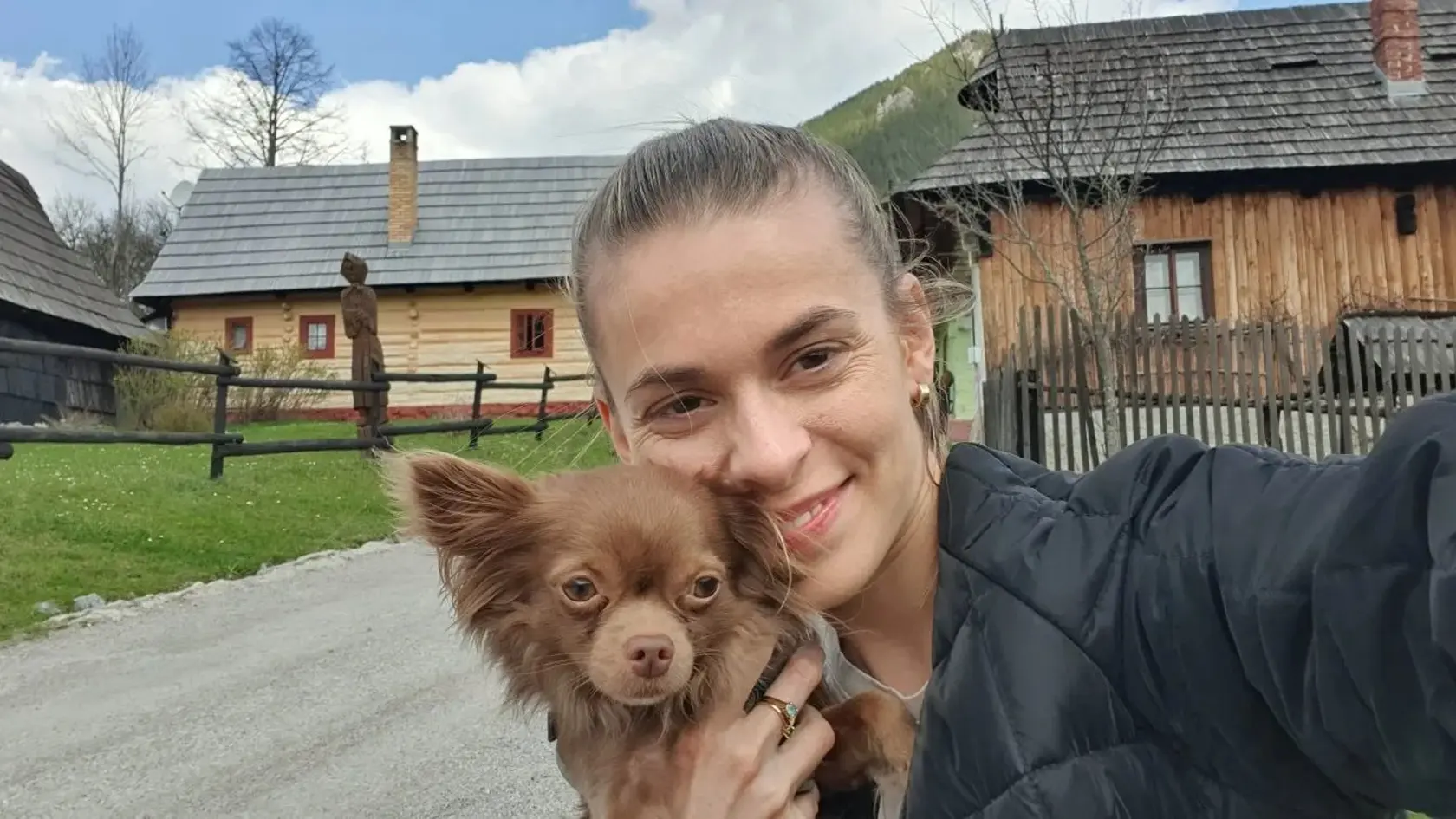 Dominika a jej štvornohý miláčik.