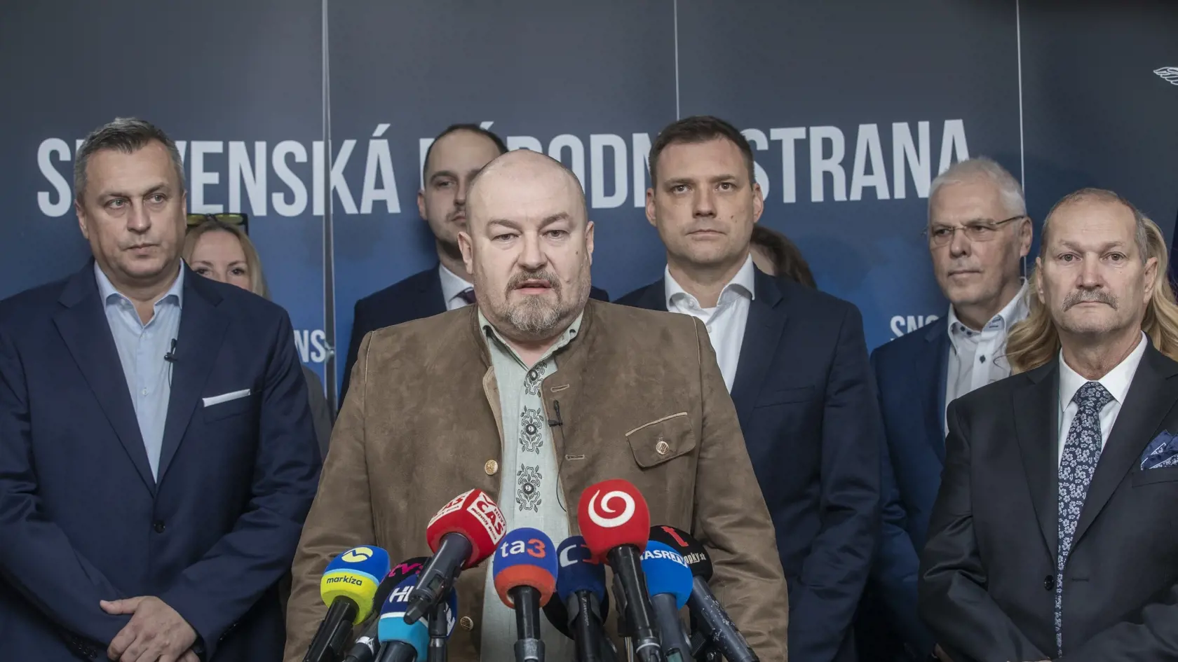 Poslanec Národnej rady Slovenskej republiky na kandidátke strany SNS Rudolf Huliak sa ukázal ako ostrý politik, ktorý si nedáva servítku pred ústa.