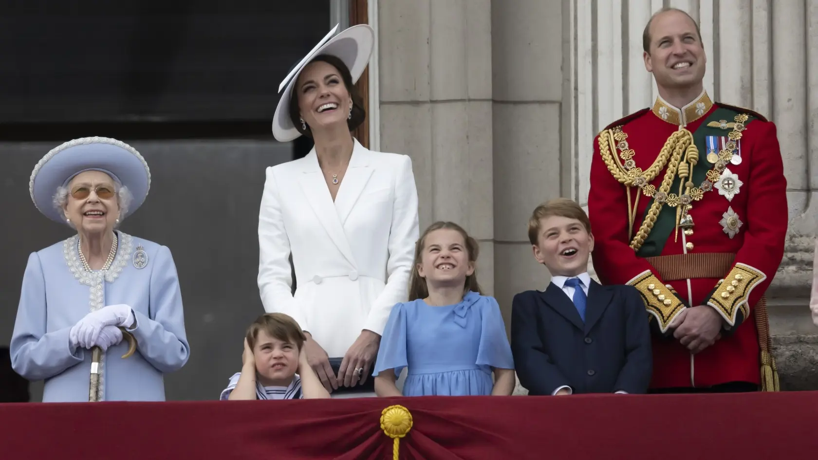 Princ Louis na balkóne Buckinghamského paláca.