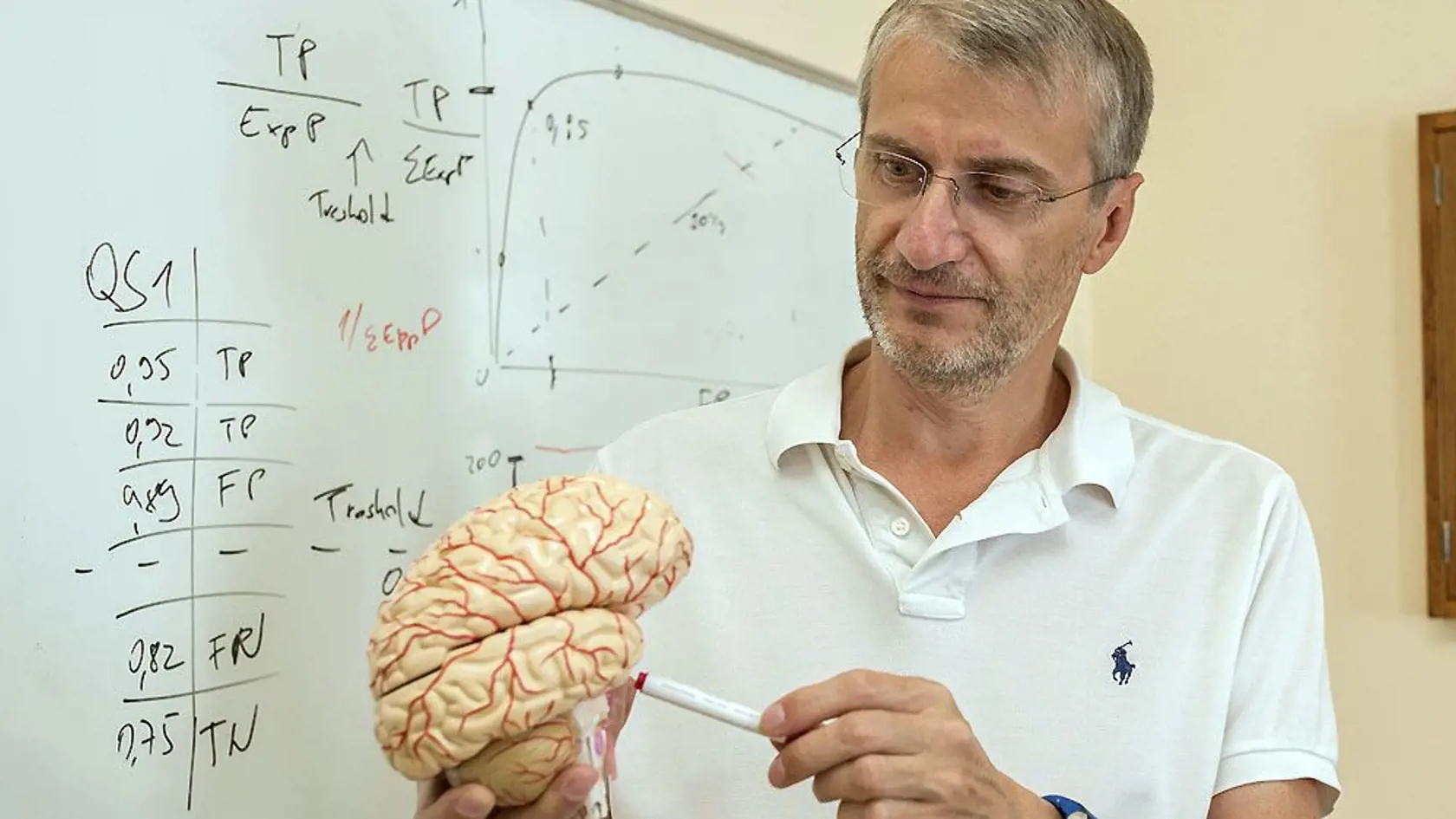 Robert Mistrík s modelom mozgu v skutočnej veľkosti. 