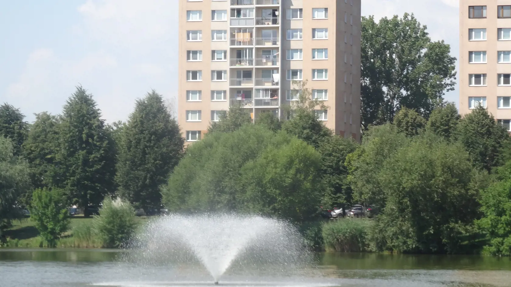 Fontána na hladine jazera vyzerá veľmi efektné. Platí zákaz plávať k nej.