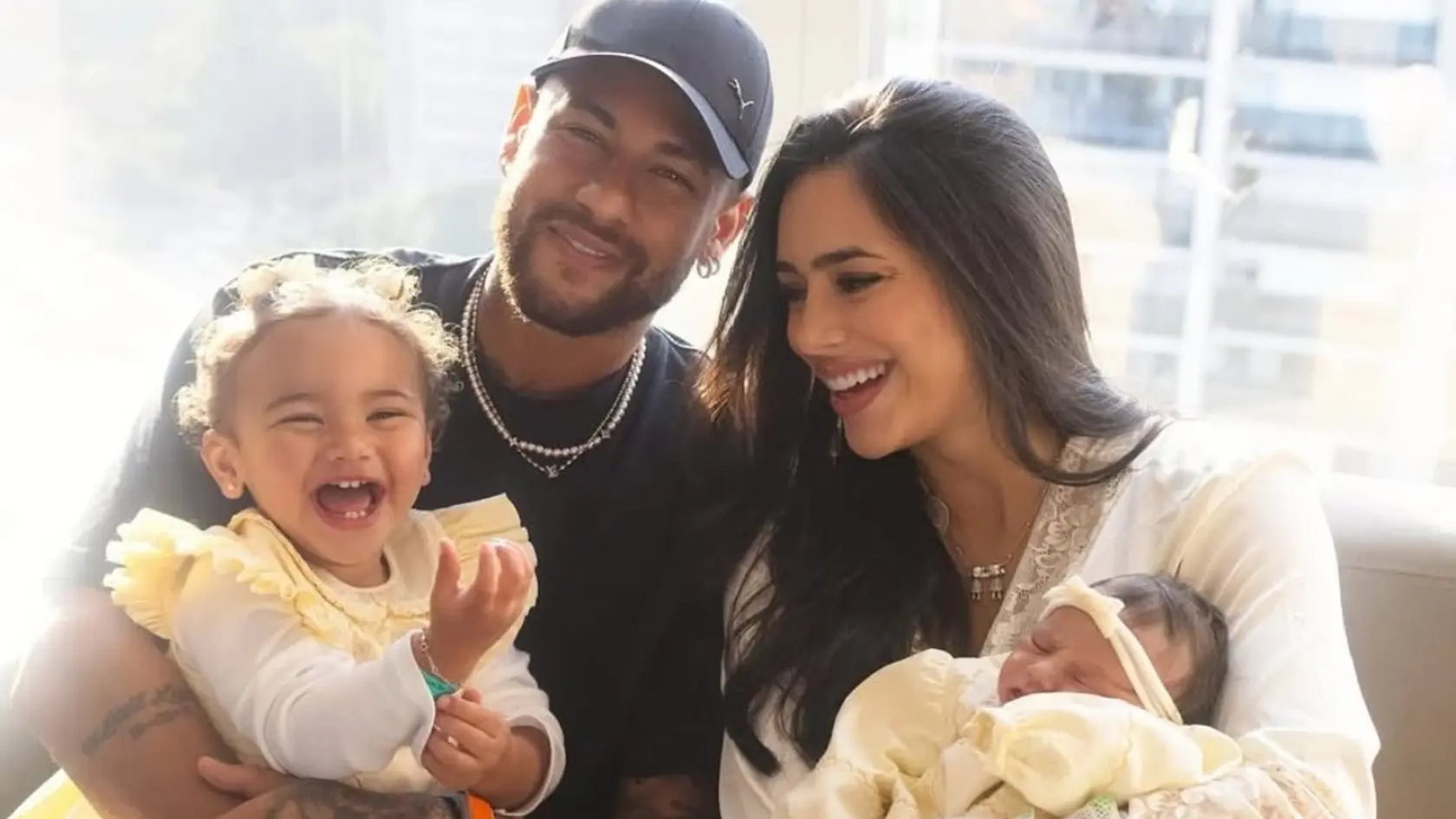 Brazílsky futbalista Neymar privítal na svete s partnerkou Brunou Biancardiovou dcérku Mel.