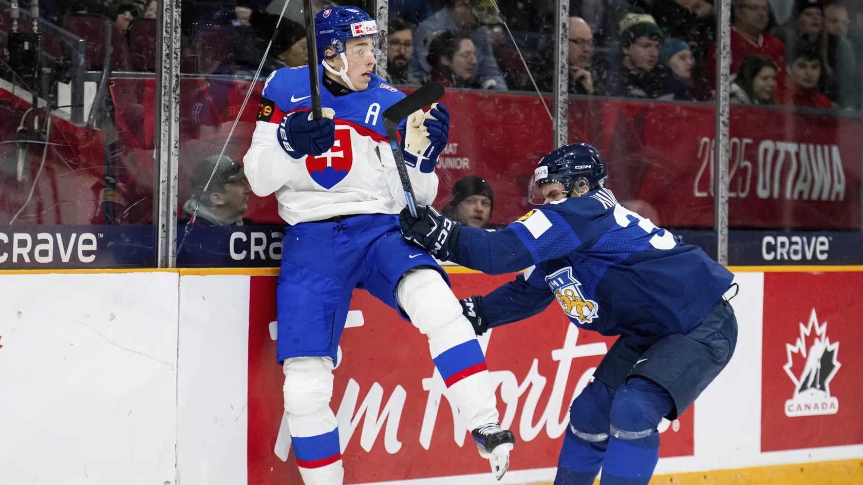 Slovenský hráč Juraj Pekarčík  (vľavo) v kolízii s Fínom vo štvrťfinále zápasu na MS hráčov do 20 rokov Fínsko - Slovensko v Ottawe.

Slovakia forward Juraj Pekarcik (18), left, and Finland defenseman Arttu Tuhkala (35) collide during the first period of an IIHF World Junior Hockey Championship quarterfinal match in Ottawa, Ontario Thursday, Jan. 2, 2025. (Spencer Colby/The Canadian Press via AP)