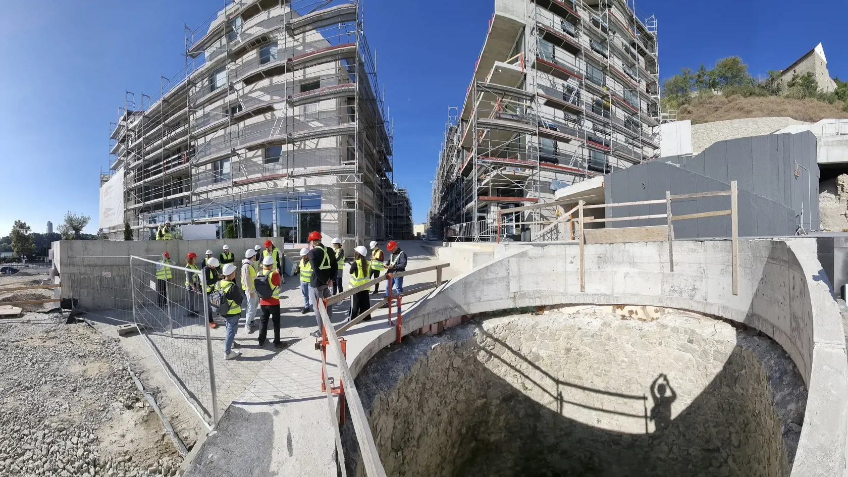 Na snímke v popredí jedna z dvoch ľadových jám na Floriánskej ulici, ktoré sú súčasťou výstavby developerského projektu Vydrica v bratislavskom podhradí počas novinárskeho dňa 6. októbra 2023 v Bratislave.