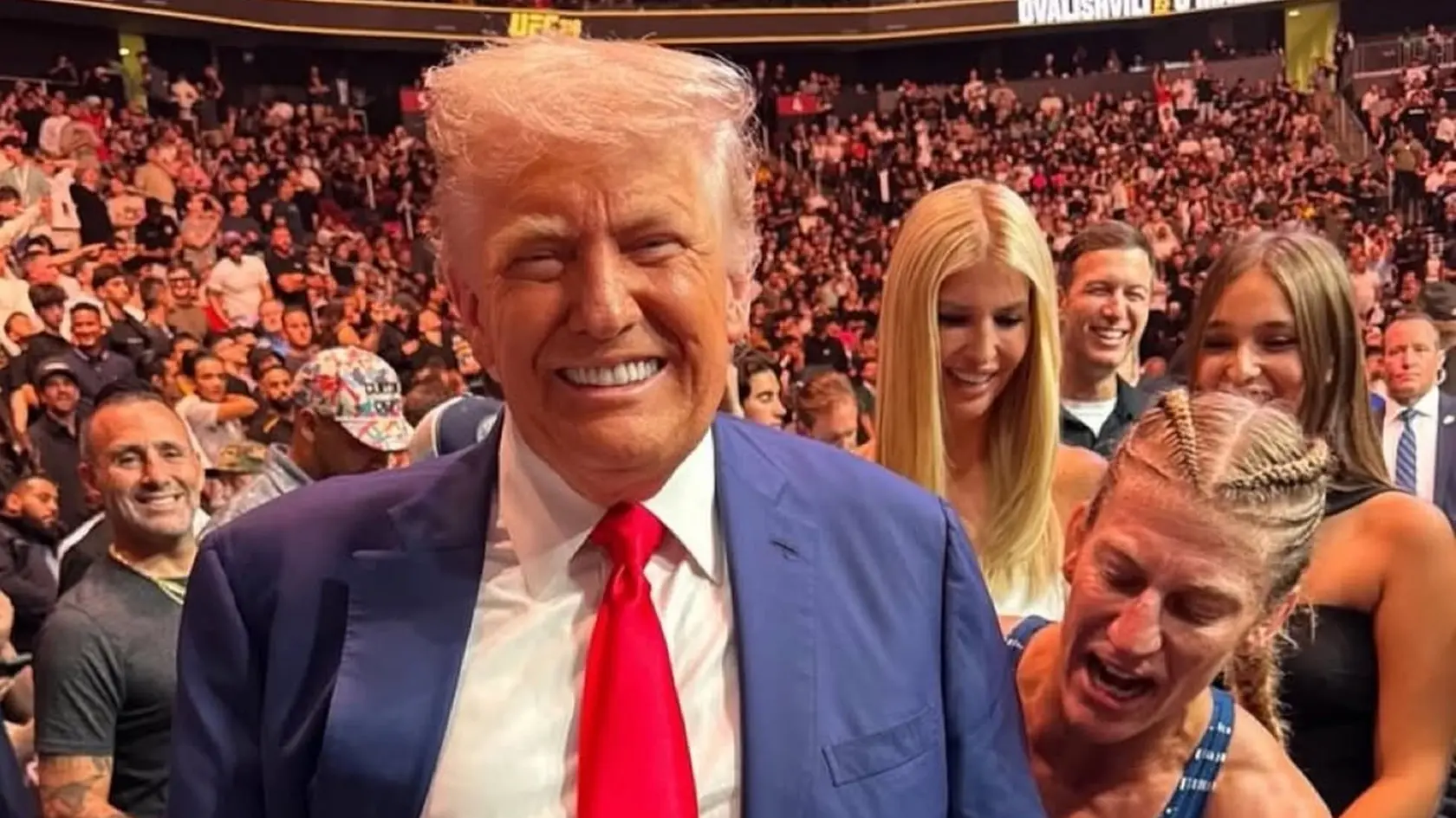 Americký prezident si skúša opasok Kayly Harrison