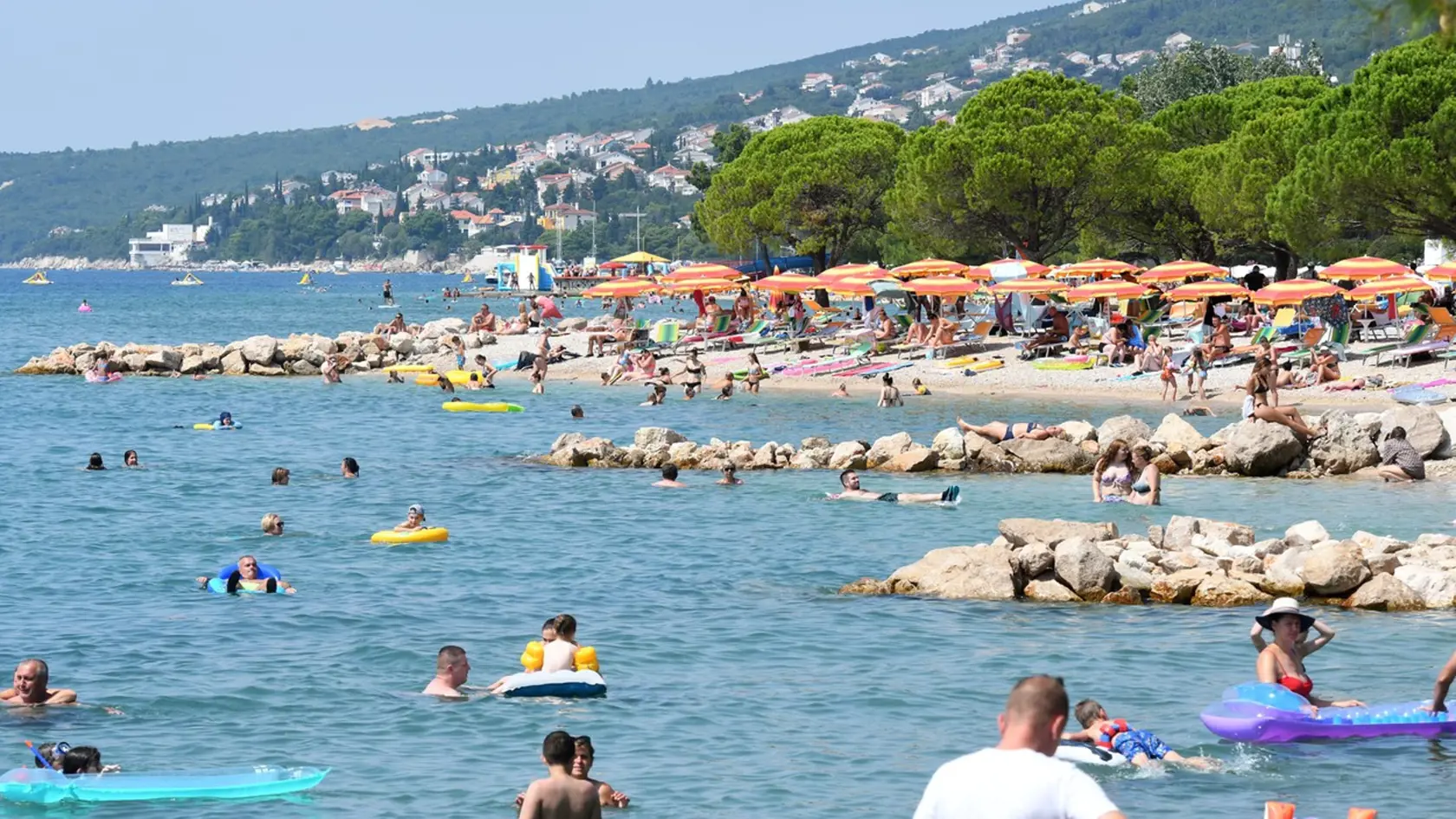 Aj napriek pandémii koronavírusu si dovolenku v Chorvátsku užívajú tisíce turistov. Na snímke preplnená pláž v chorvátskej Crikvenici 13. augusta 2020.