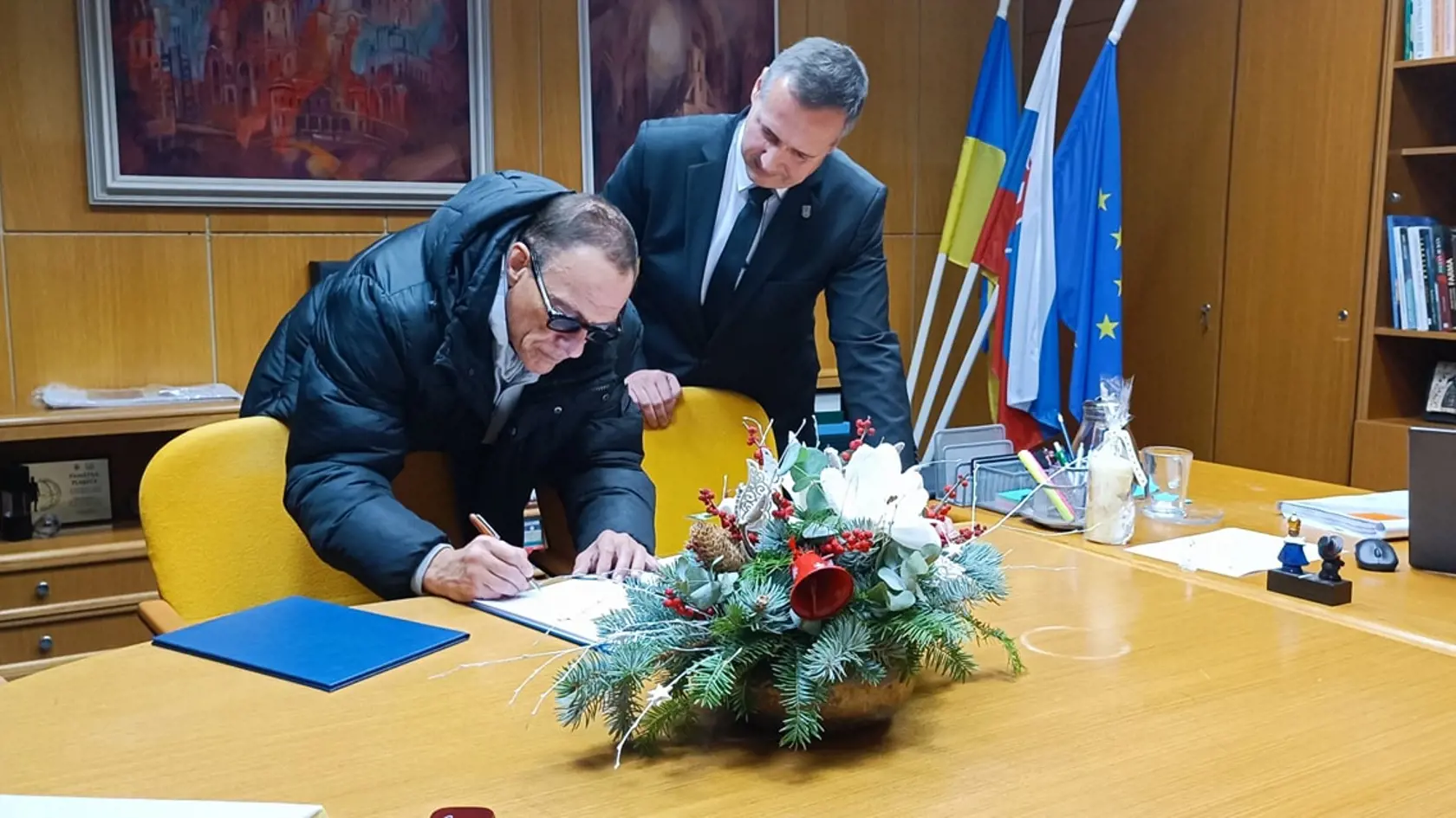 Na michalovskej radnici: Ešte niečo dopisoval postojačky.