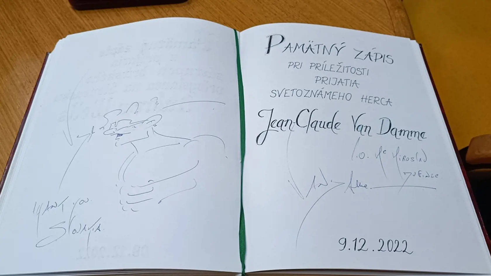 Na michalovskej radnici: Jean Claude Van Damme sa v Michalovciach zapísal do mestskej kroniky.