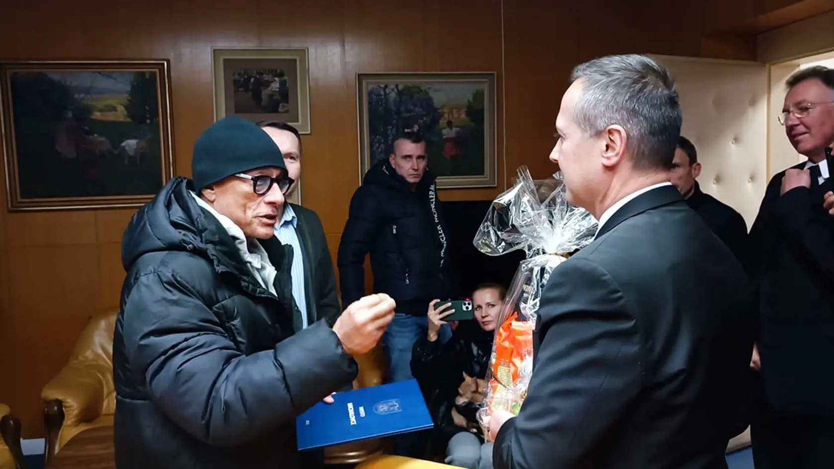 Na michalovskej radnici: Belgičan si podebatoval nielen s primátorom Miroslavom Dufincom, ale aj s jeho spolupracovníkmi.