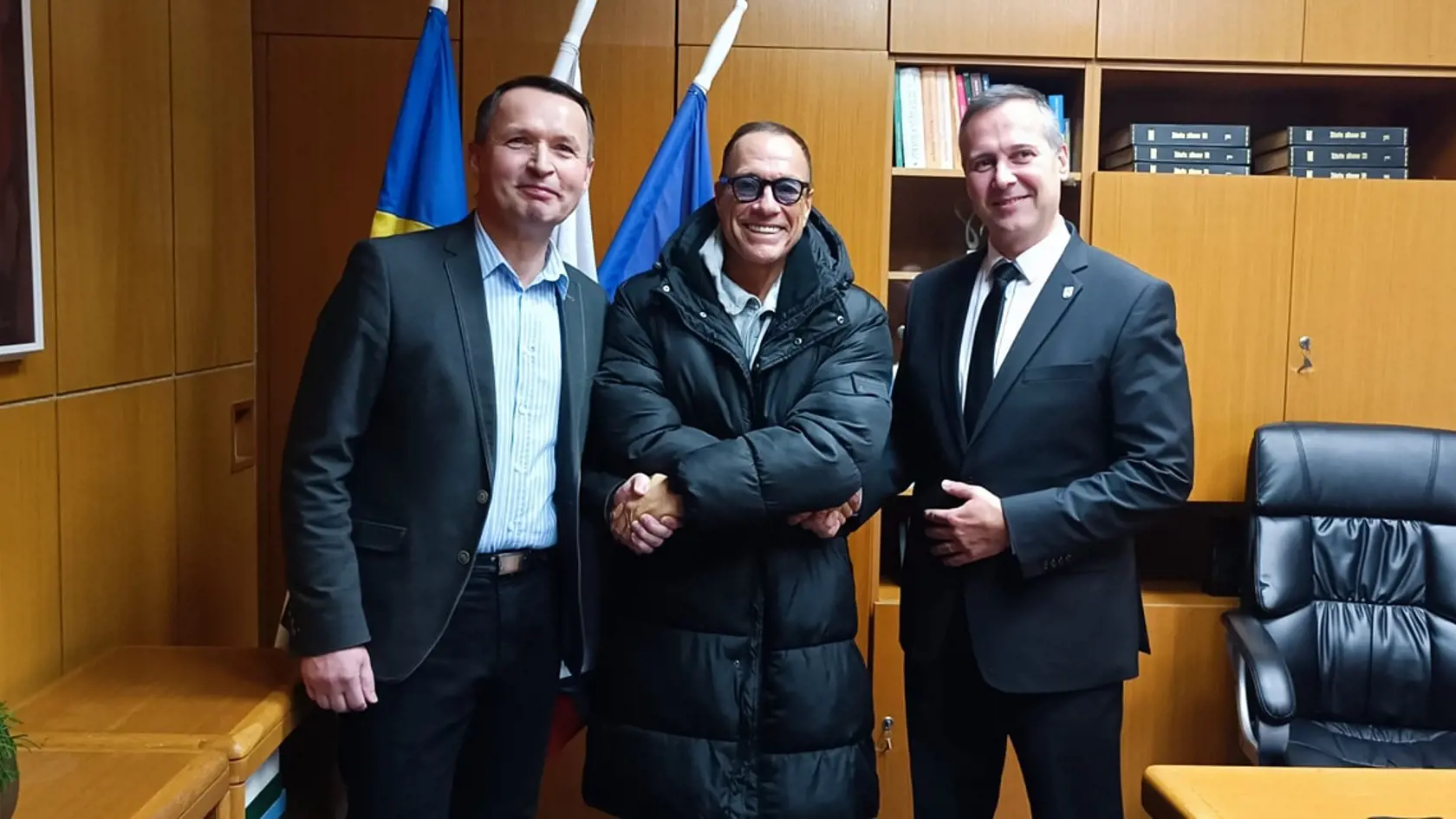 Na michalovskej radnici: Ktovie, kto sprevádzal herca na Slovensko. Zrejme bez ochránky by sa davu fanúšikov neubránil, hoci je zdatný v bojovom umení.