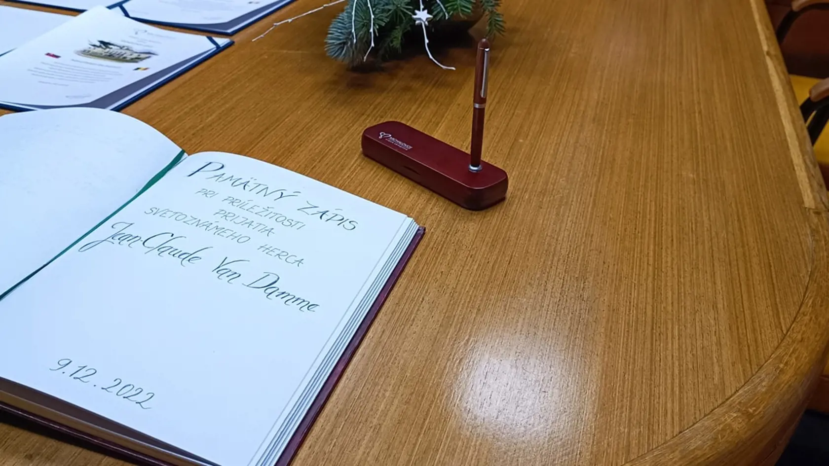 Na michalovskej radnici: Akčný hrdina má veľmi pekné a úhľadné písmo.